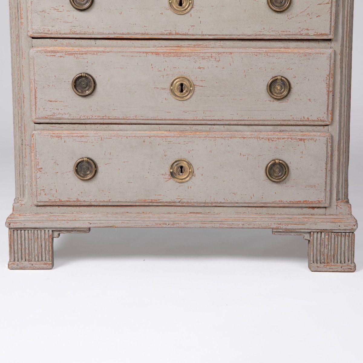 Cómoda Gustaviana Pintada Gris / Negra en Bueno estado para la venta en Kastrup, DK