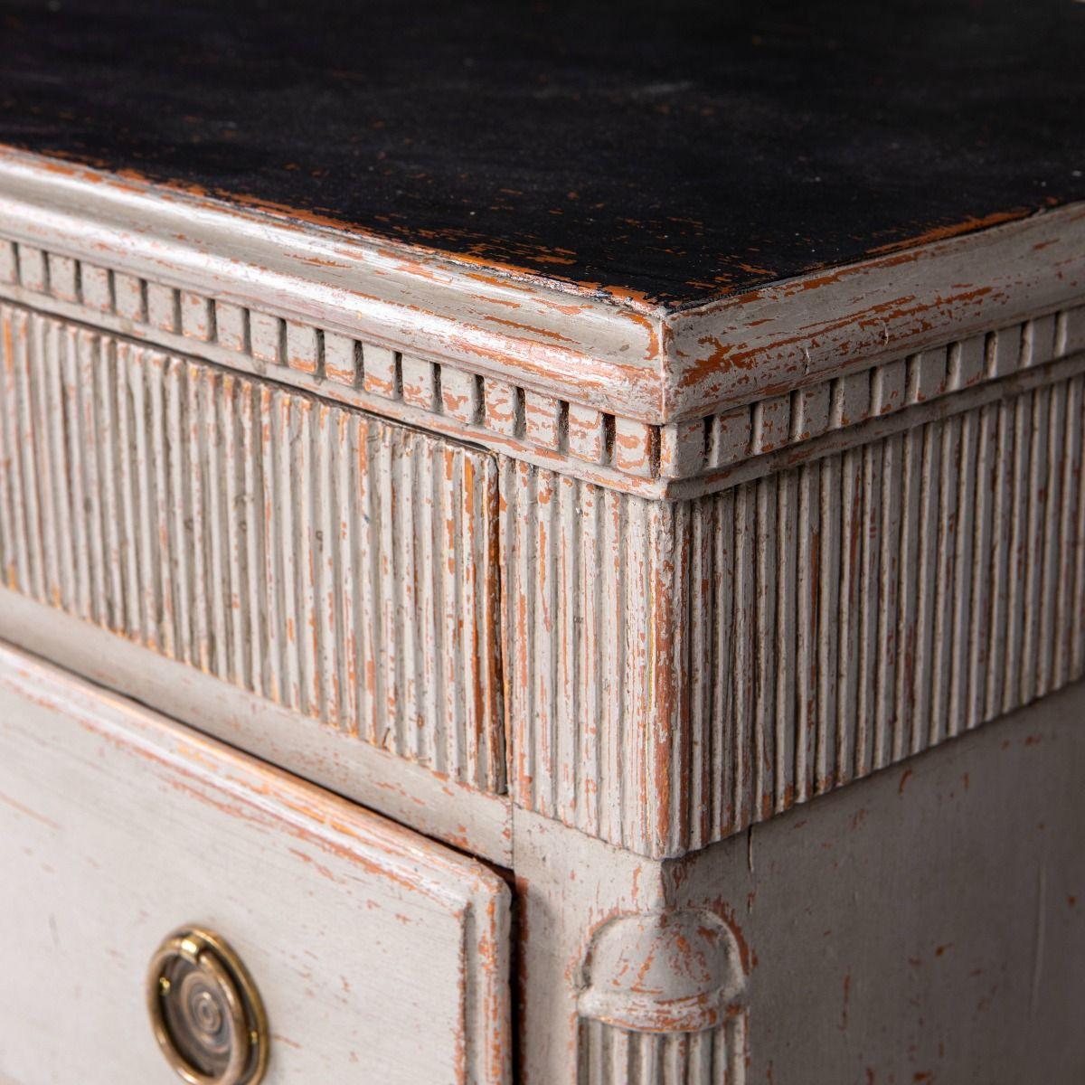 Cómoda Gustaviana Pintada Gris / Negra siglo XVIII en venta