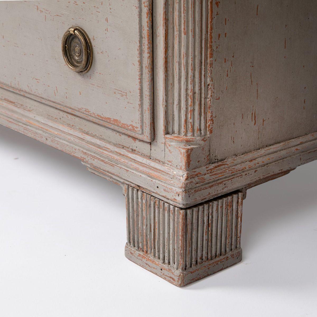 Cómoda Gustaviana Pintada Gris / Negra Latón en venta