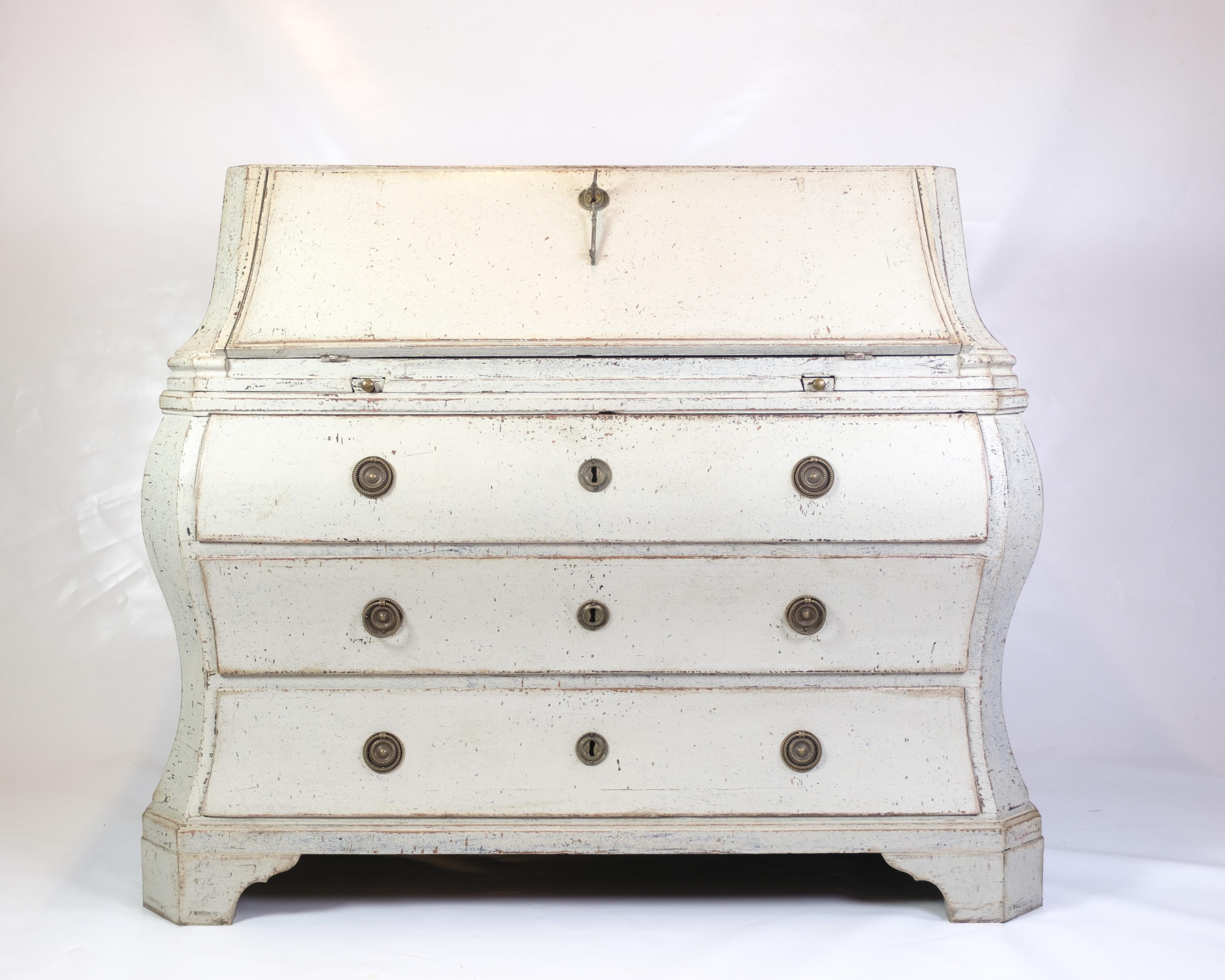 Chatol Gustaviano con cuatro cajones y cajones empotrados en el interior. El Chatol está pintado de gris y es de alrededor de 1790.

El Chatol será inspeccionado en el taller antes de la entrega.

Dimensiones: A:107 cm A:125 cm F:61 cm