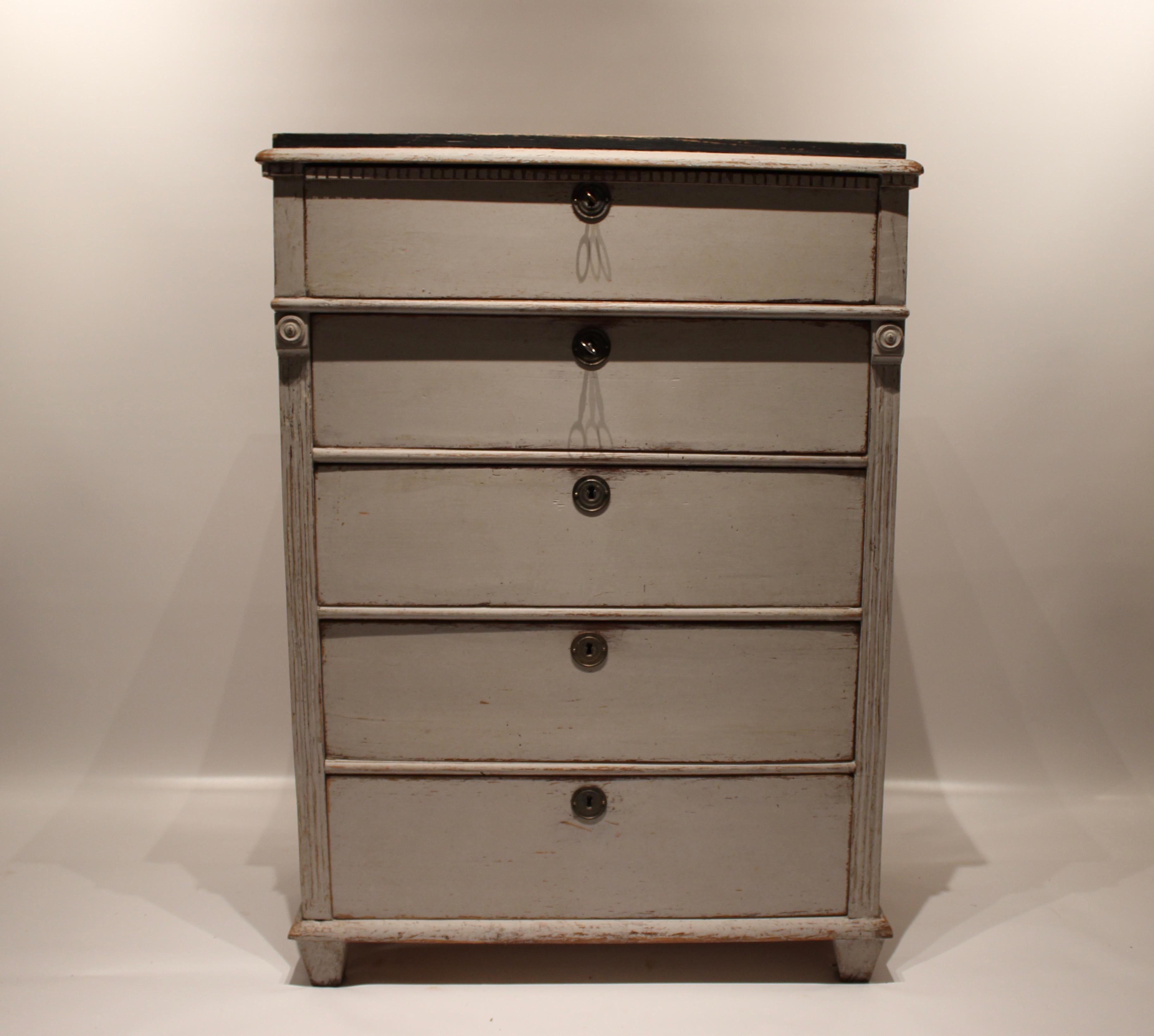 Gustavian grey painted chest of drawers with black topplate from the 1830s. The chest is in great vintage condition.