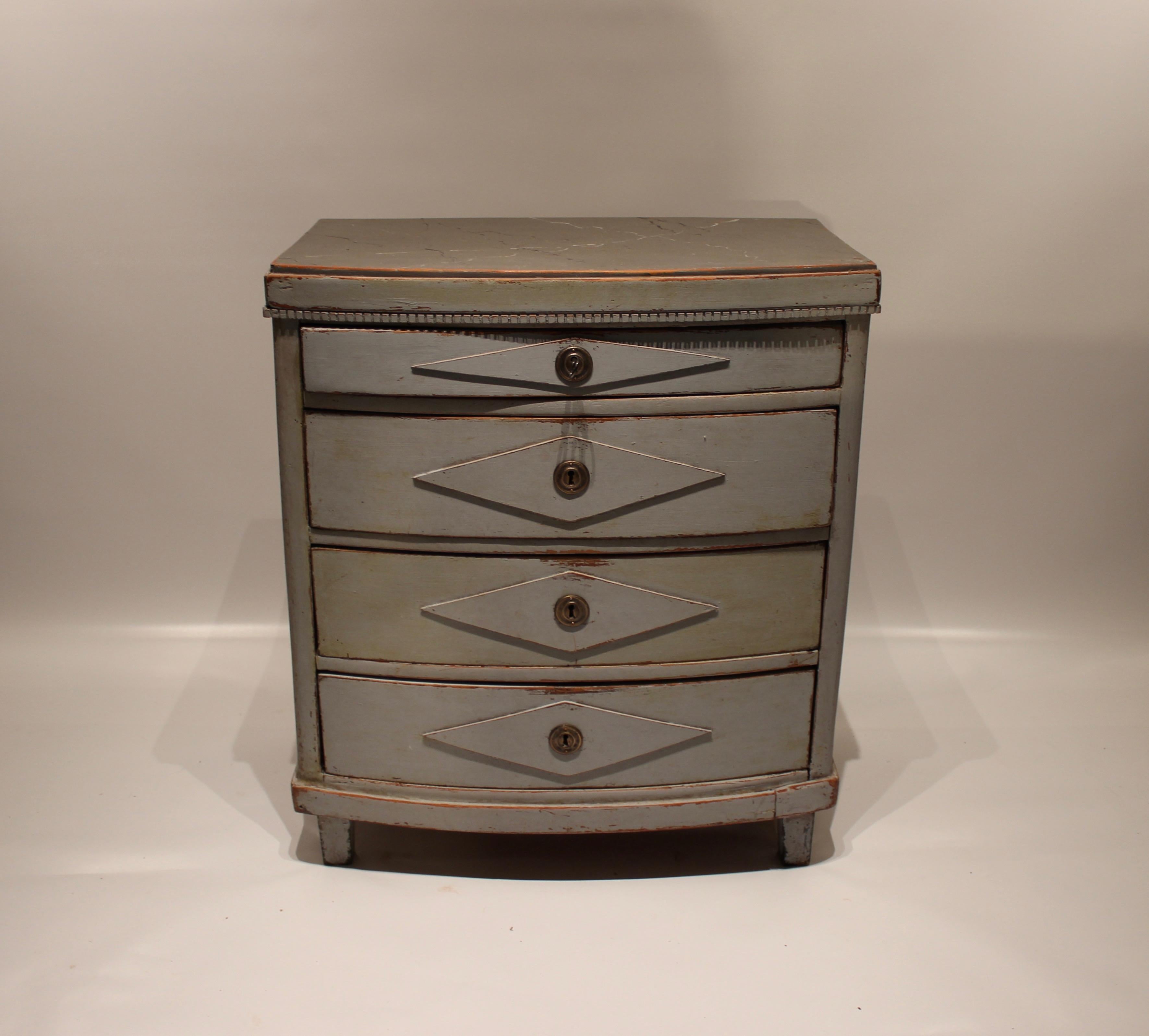 Gustavian grey painted chest of drawers with curved front and marbled topplate from the 1830s. The chest is in great vintage condition.