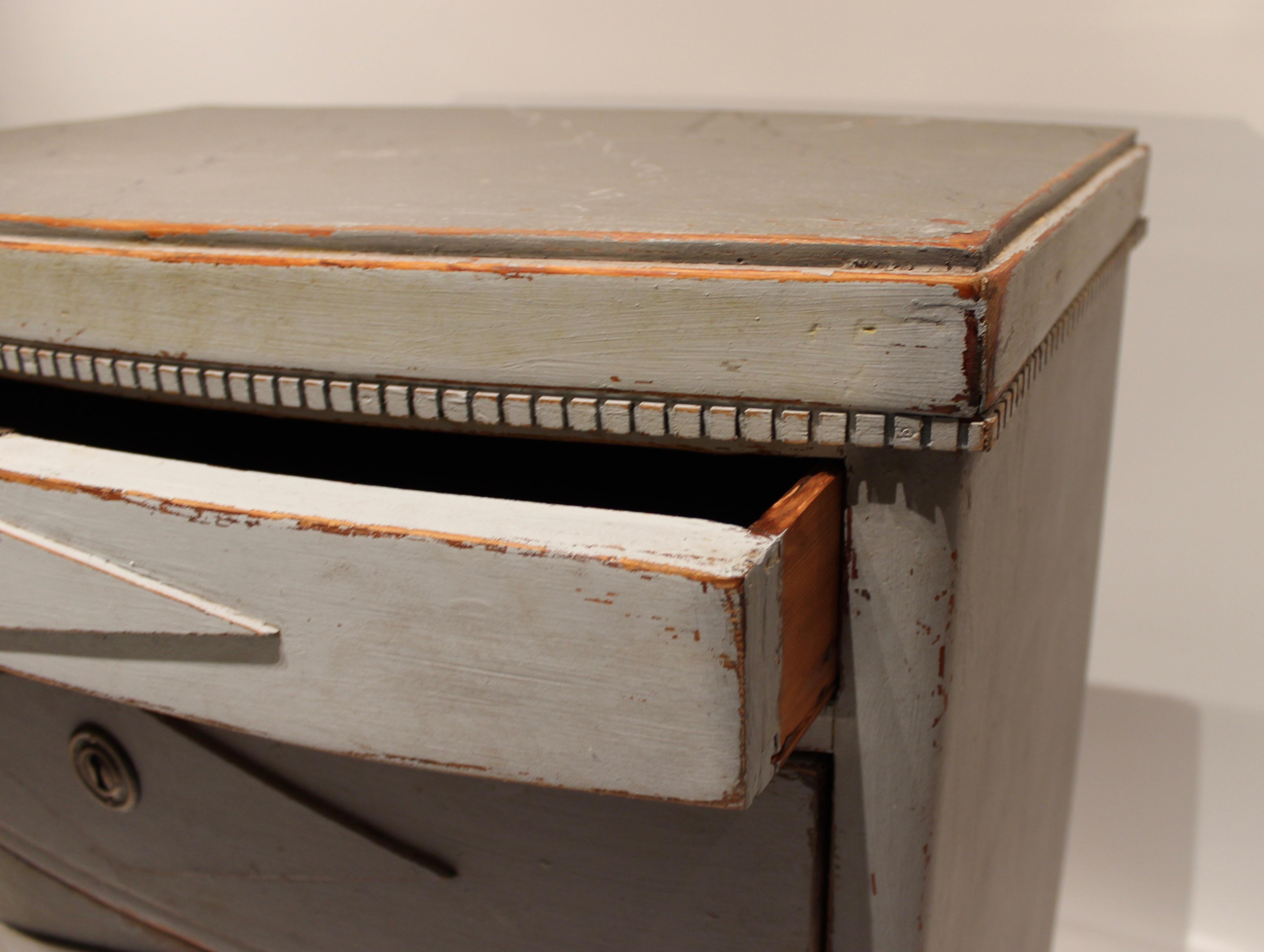 Gustavian Grey Painted Chest of Drawers with Curved Front, 1830s (Mittleres 19. Jahrhundert)