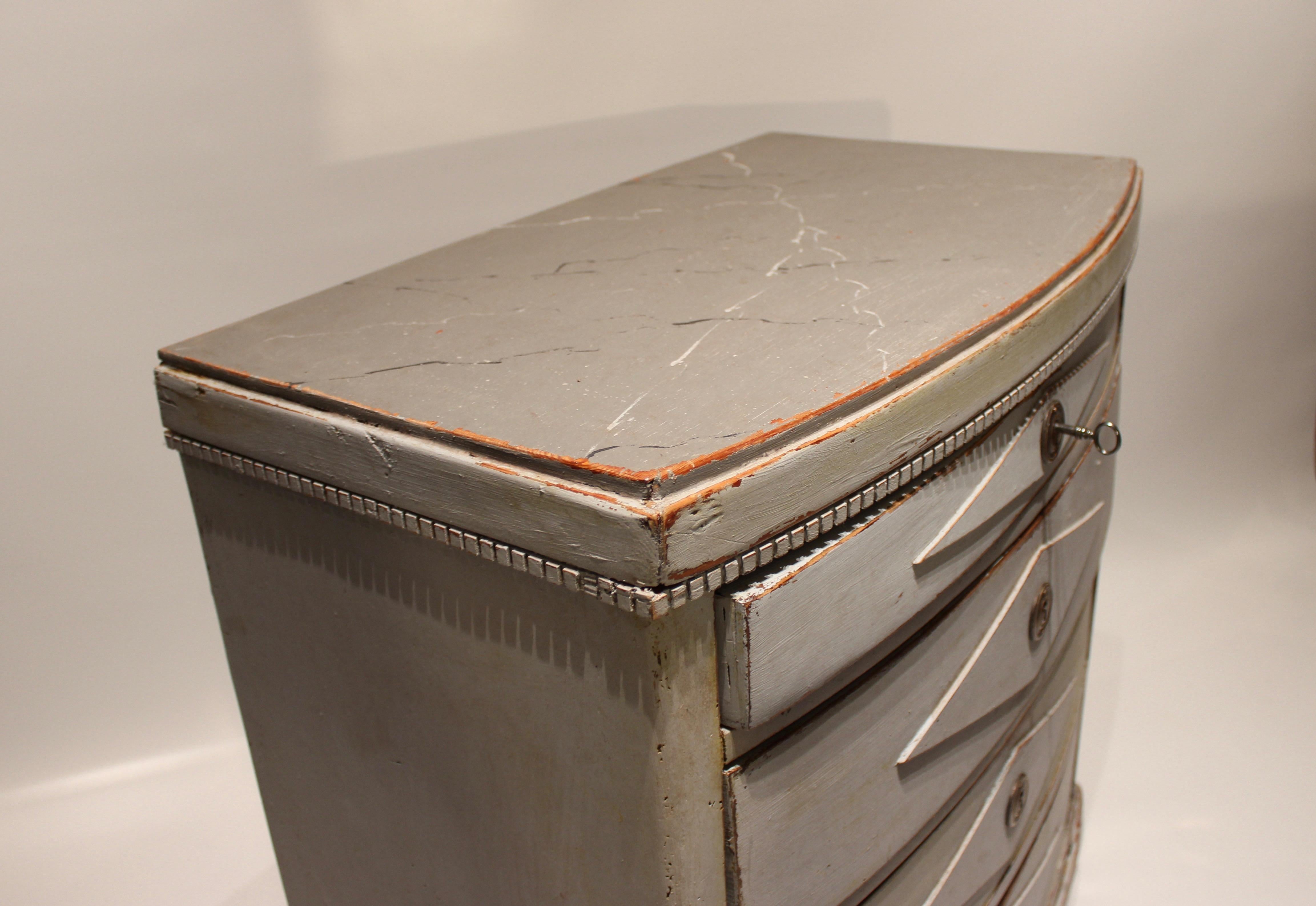 Gustavian Grey Painted Chest of Drawers with Curved Front, 1830s (Holz)