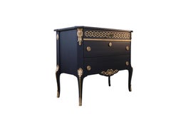 Commode gustavienne Haupt à trois tiroirs en finition noire avec détails en laiton