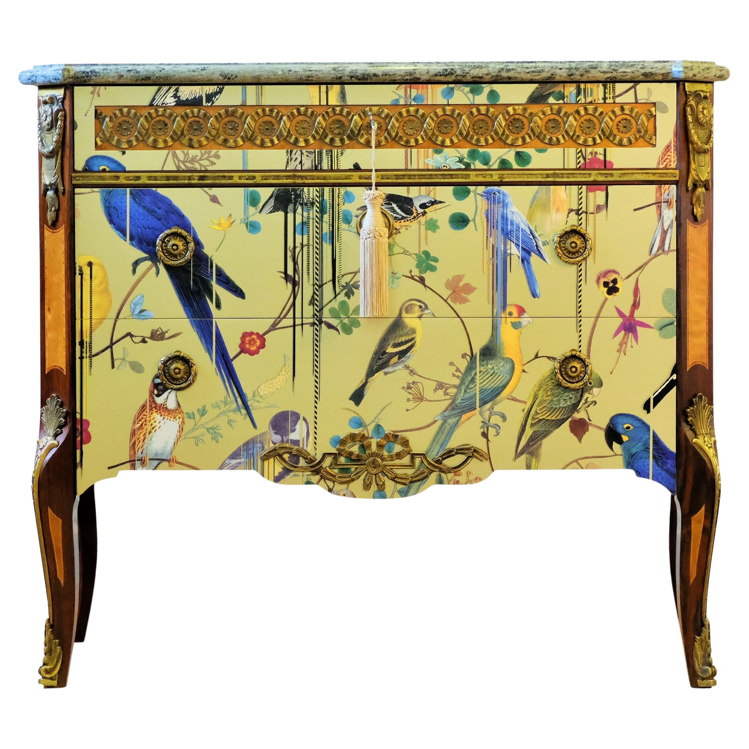 Commode gustavienne Haupt avec trois tiroirs dans un design en or de Christian Lacroix