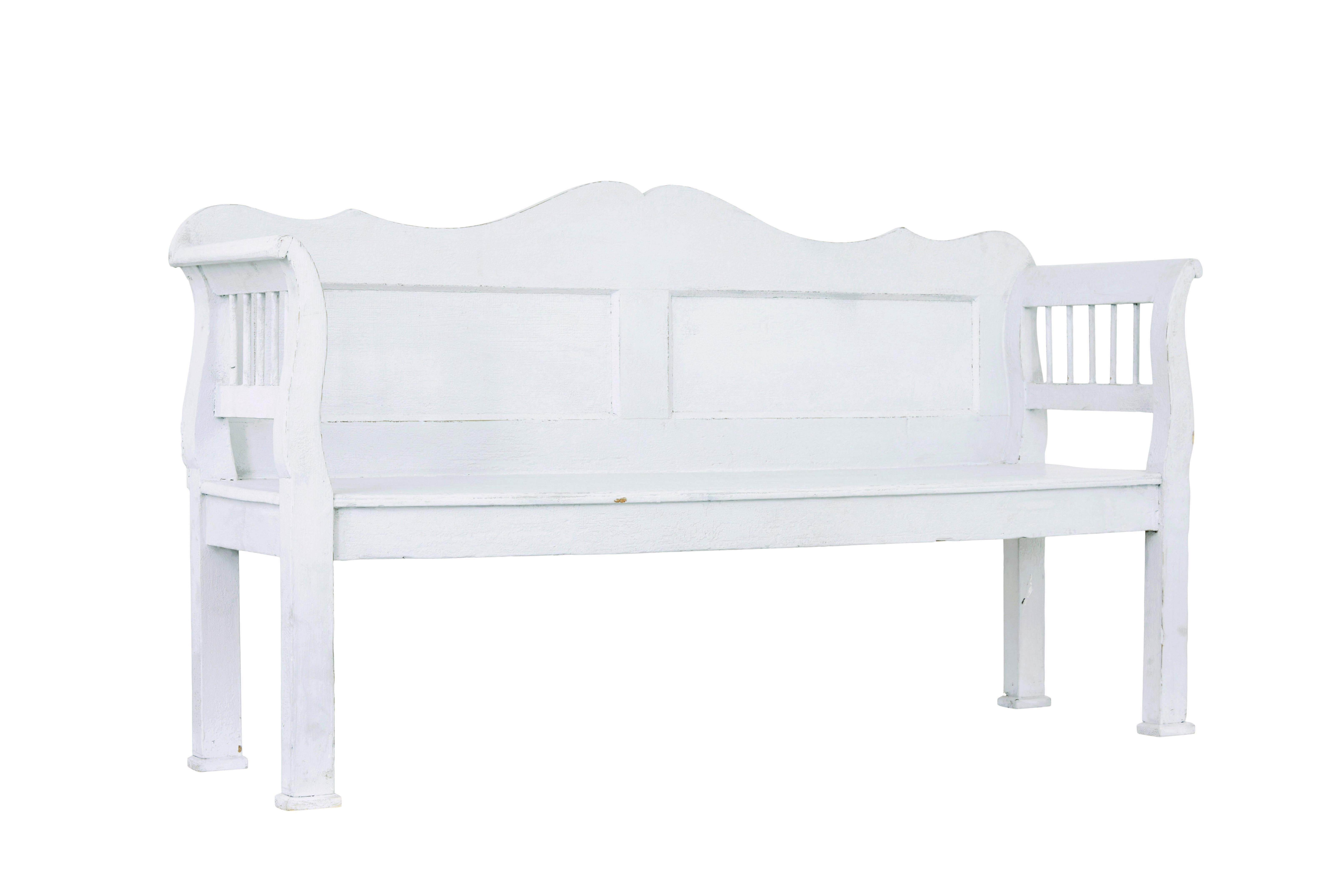 Banc d'inspiration gustavienne en pin suédois du XIXe siècle, vers 1890.

Elegant banc en pin peint de la fin du 19e siècle, tout à fait dans le goût de la période gustavienne.

Dossier droit avec dossier façonné et inserts lambrissés. Accoudoirs à