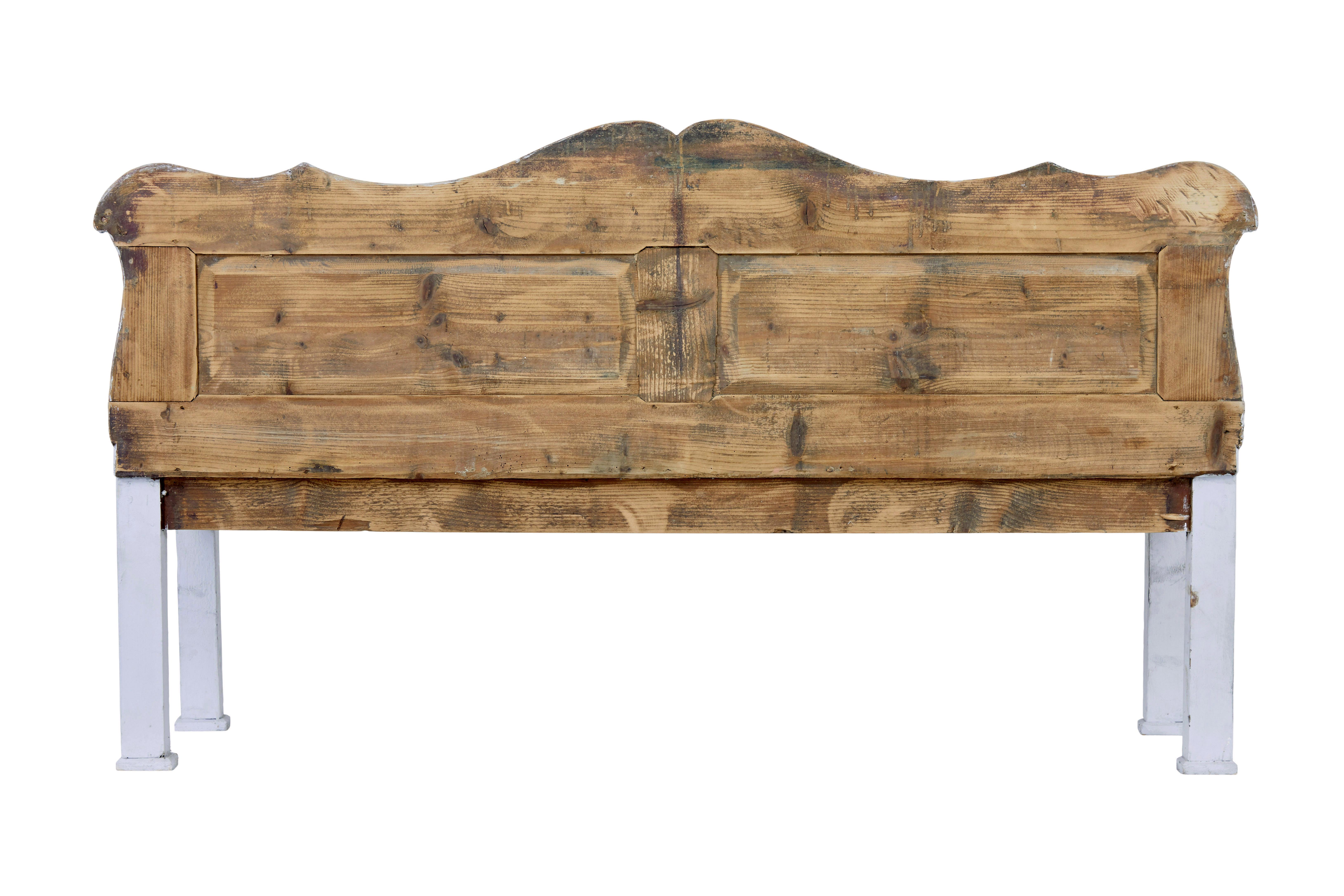 Sculpté à la main Banc en pin suédois du XIXe siècle d'inspiration gustavienne en vente