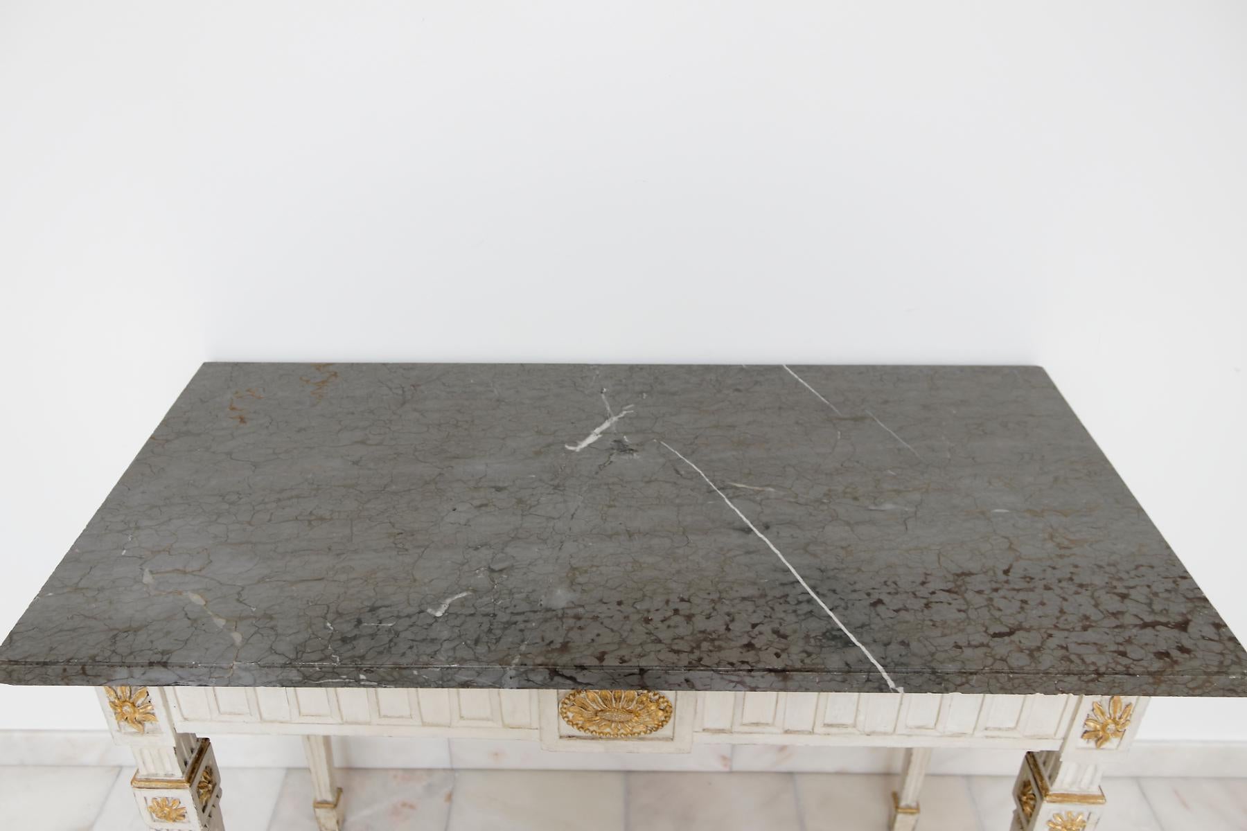 Table console néoclassique gustavienne de la fin du XVIIIe siècle, suédoise, peinte en blanc Bon état - En vente à Worpswede / Bremen, DE