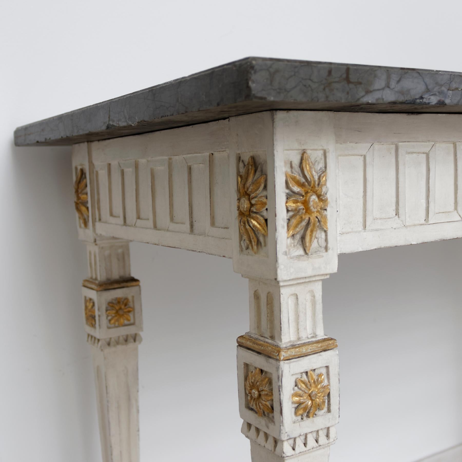 Marbre Table console néoclassique gustavienne de la fin du XVIIIe siècle, suédoise, peinte en blanc en vente