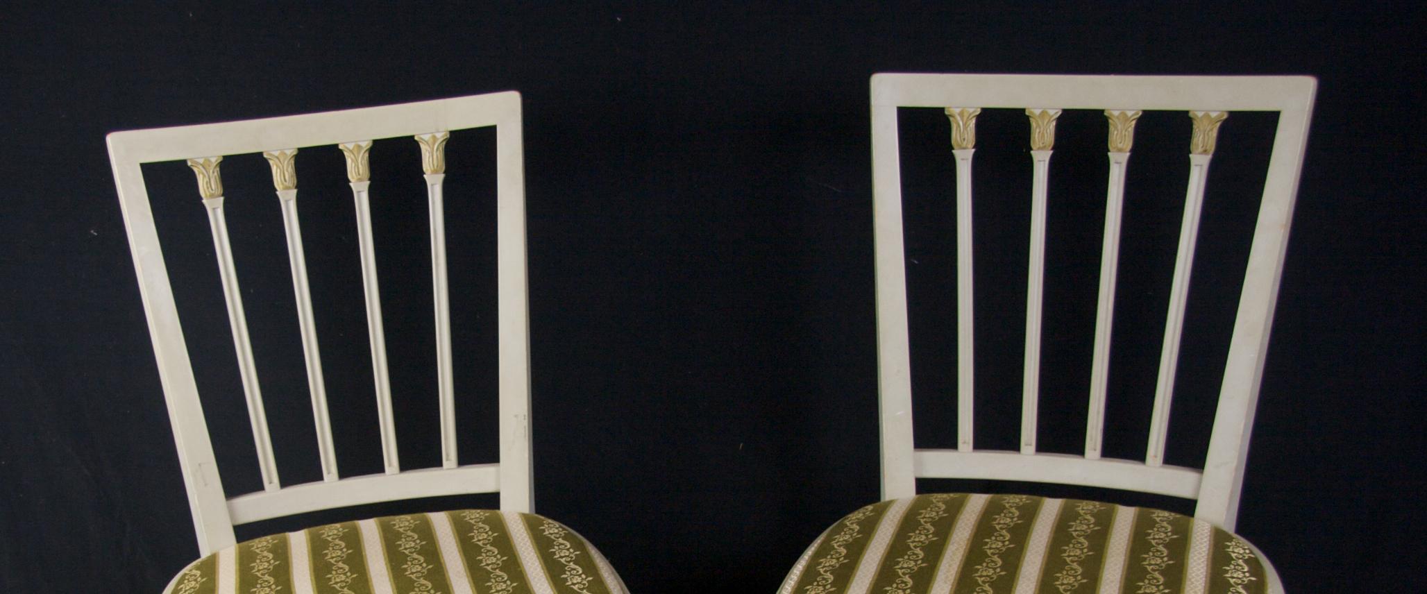 Suédois Paire de chaises de salle à manger suédoises Leksand gustaviennes en dorure, XXe siècle en vente
