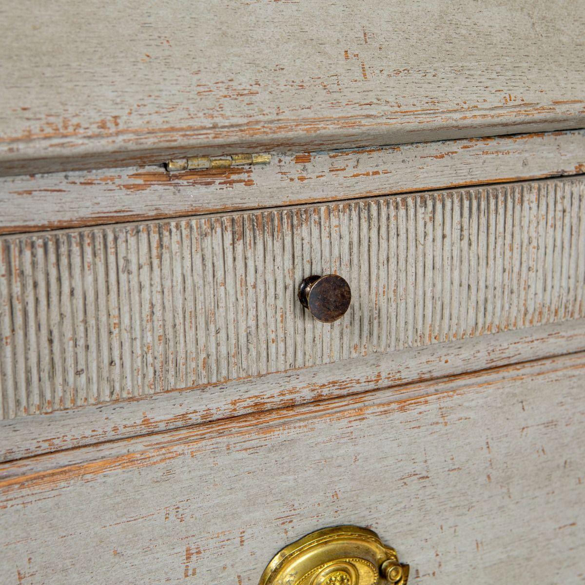 Gustavianische hellgrau bemalte Kommode / Sekretär 1780 - 80 im Angebot 4