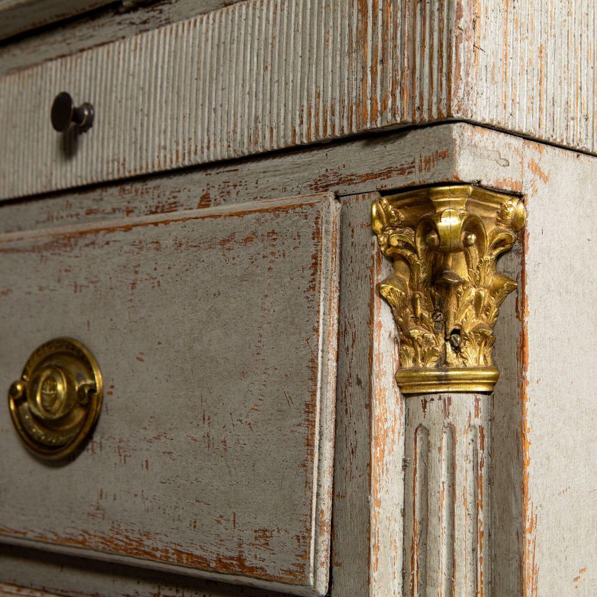 Gustavianische hellgrau bemalte Kommode / Sekretär 1780 - 80 im Angebot 5