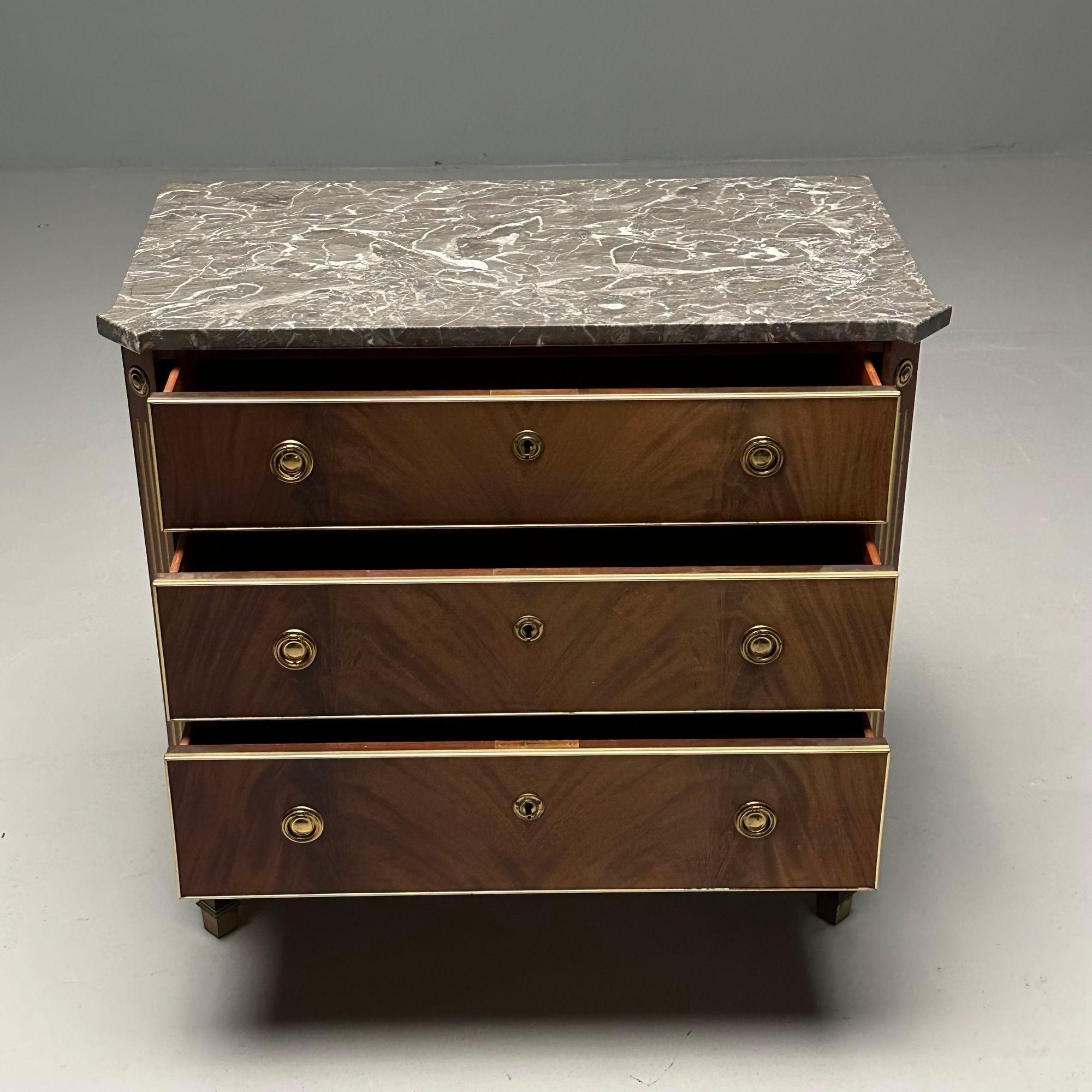 Commode Gustavo, stile Luigi XVI, marmo, ottone, Svezia, anni '60 In condizioni buone in vendita a Manhasset, NY