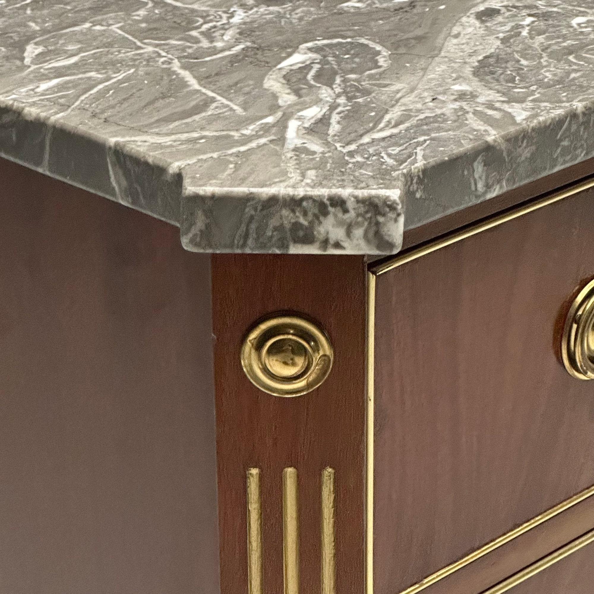 Metà XX secolo Commode Gustavo, stile Luigi XVI, marmo, ottone, Svezia, anni '60 in vendita