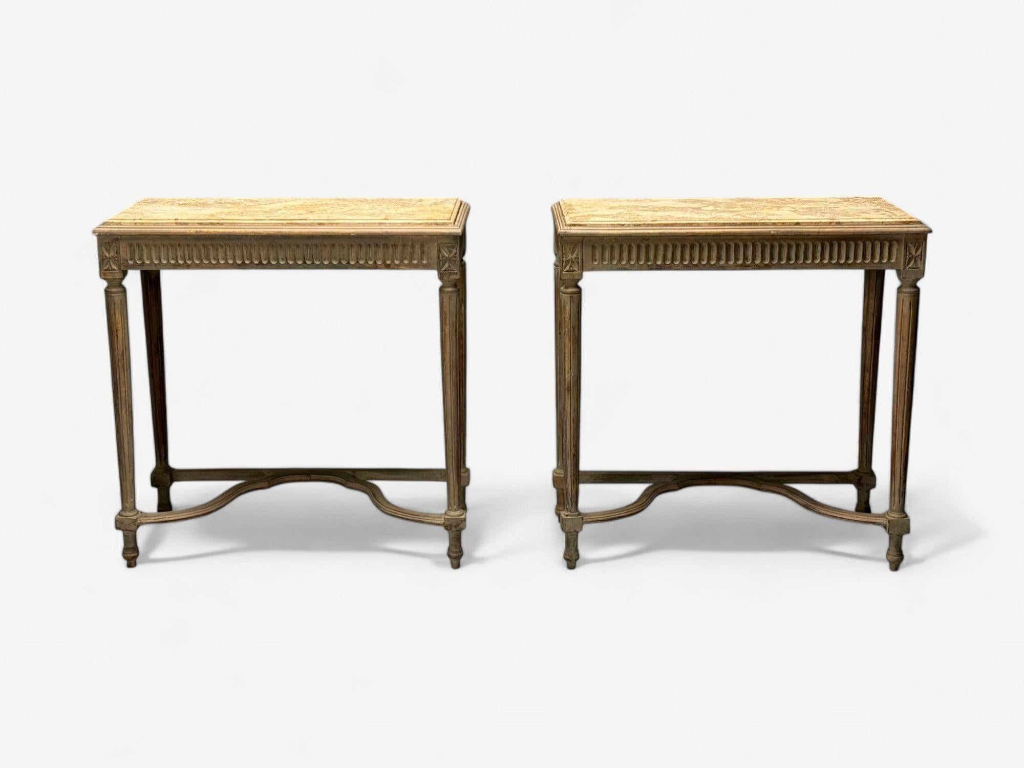 Gustavien, style Louis XVI, tables console, bois gris vieilli, marbre, France, années 1940

Paire de consoles gustaviennes de style Louis XVI produites dans la première moitié du 20e siècle. Chaque exemplaire présente une finition vieillie à la