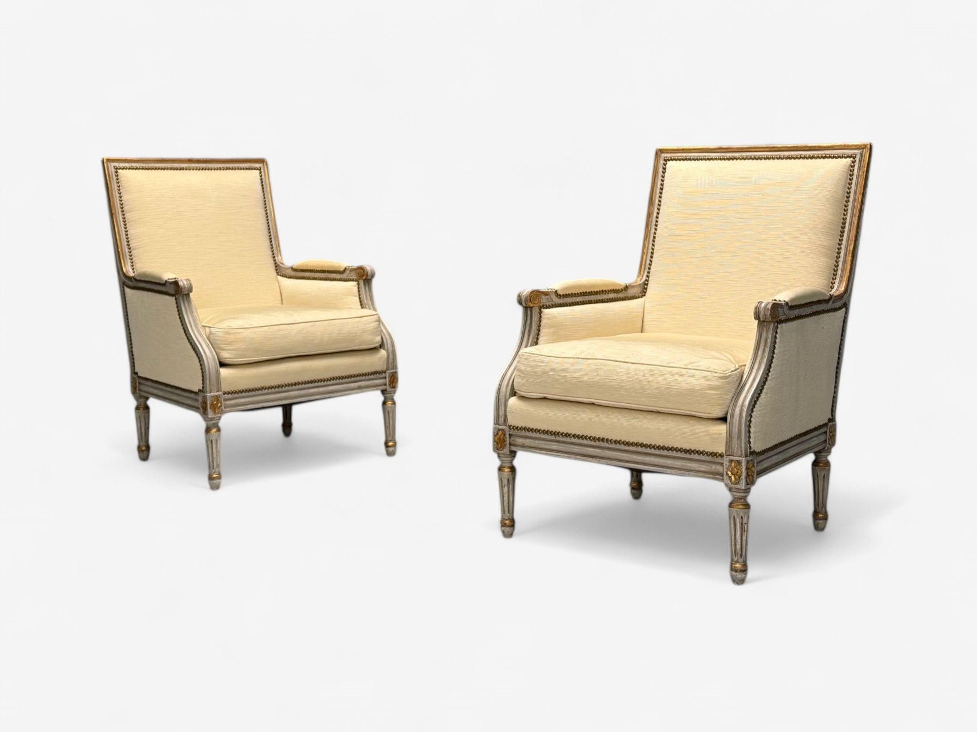 Maison Jansen, Gustaviano, Estilo Luis XVI, Sillas de salón, Madera pintada de gris, Tela, Década de 1940

Pareja de sillones de salón Luis XVI de estilo Gustaviano procedentes de Francia del siglo XX. Los marcos de estilo Directoire presentan un