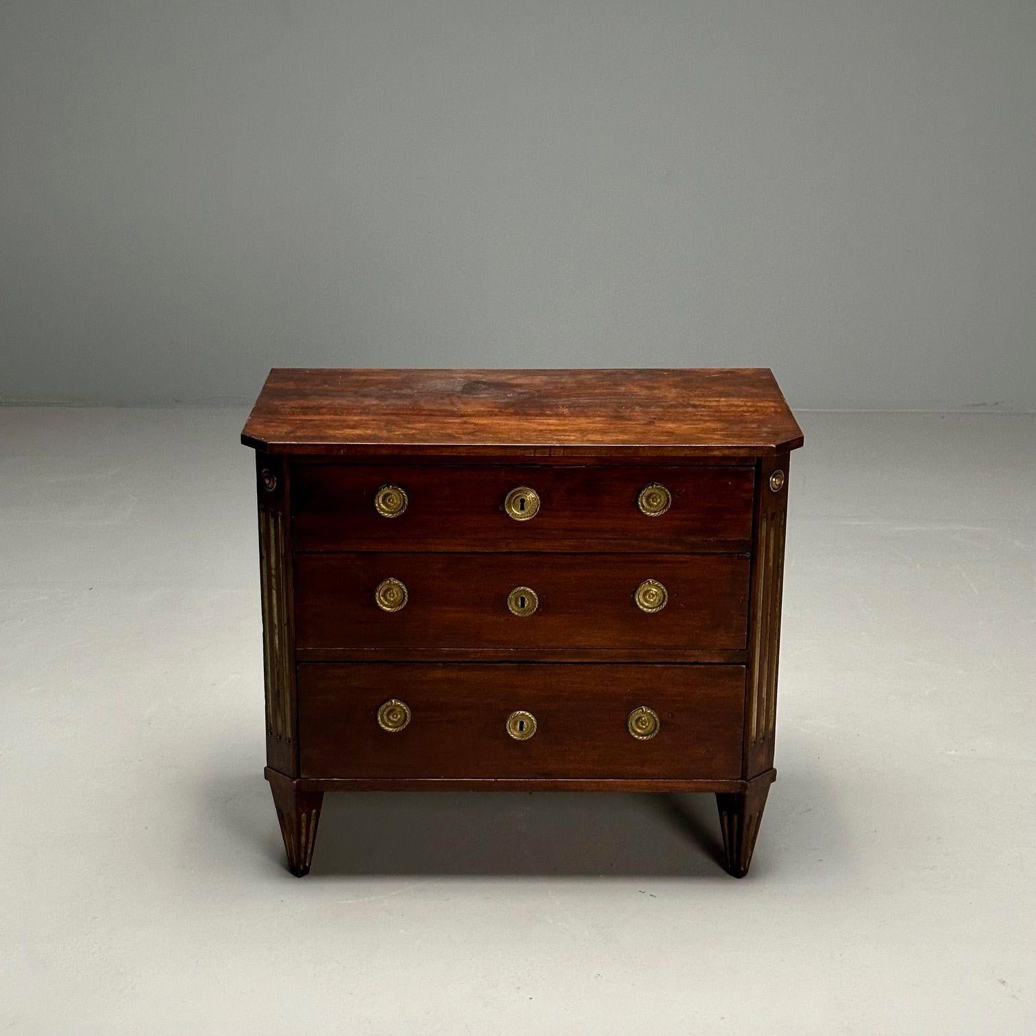 Schwedische Kommode im Gustavianischen, Louis-XVI.-Stil, Mahagoni, Messing, Schweden, ca. 1800er Jahre im Zustand „Gut“ im Angebot in Manhasset, NY