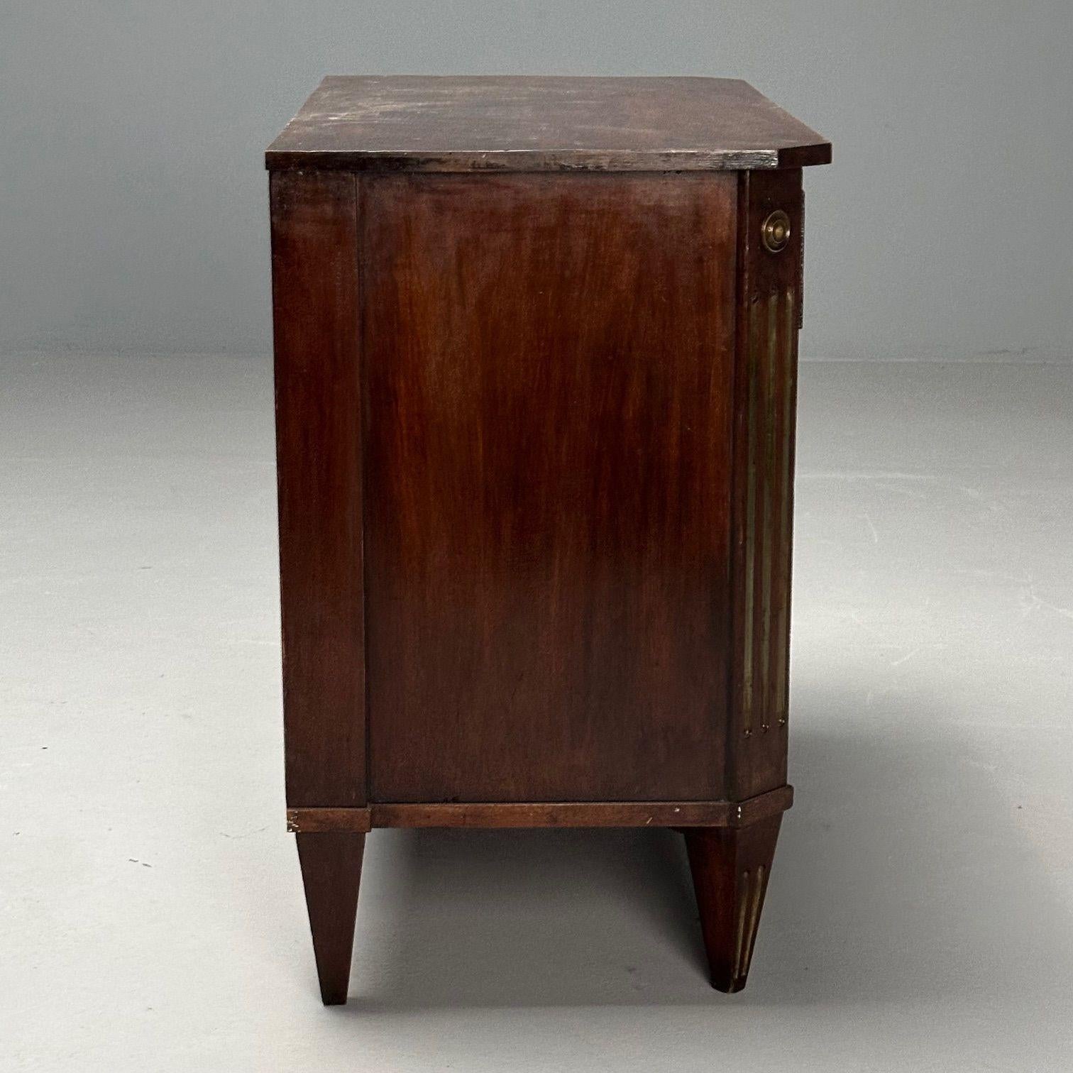 Schwedische Kommode im Gustavianischen, Louis-XVI.-Stil, Mahagoni, Messing, Schweden, ca. 1800er Jahre im Angebot 1