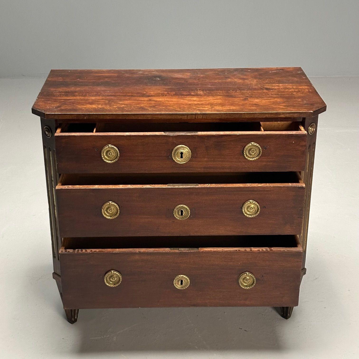 Schwedische Kommode im Gustavianischen, Louis-XVI.-Stil, Mahagoni, Messing, Schweden, ca. 1800er Jahre im Angebot 3