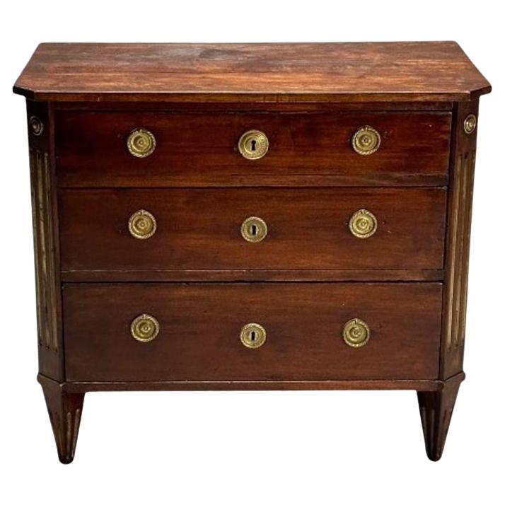 Schwedische Kommode im Gustavianischen, Louis-XVI.-Stil, Mahagoni, Messing, Schweden, ca. 1800er Jahre im Angebot