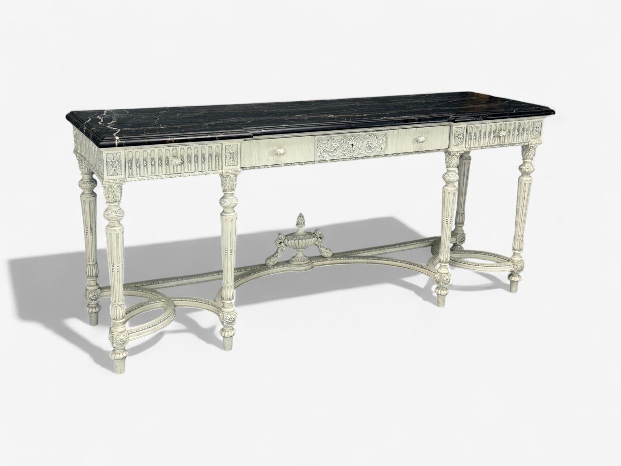 Mesa consola pintada de blanco, estilo Luis XVI Gustaviano, Francia, mármol, 1910

Consola o aparador monumental de estilo Gustaviano fabricado en el primer cuarto del siglo XX en París, Francia. Este ejemplo presenta un acabado de pintura