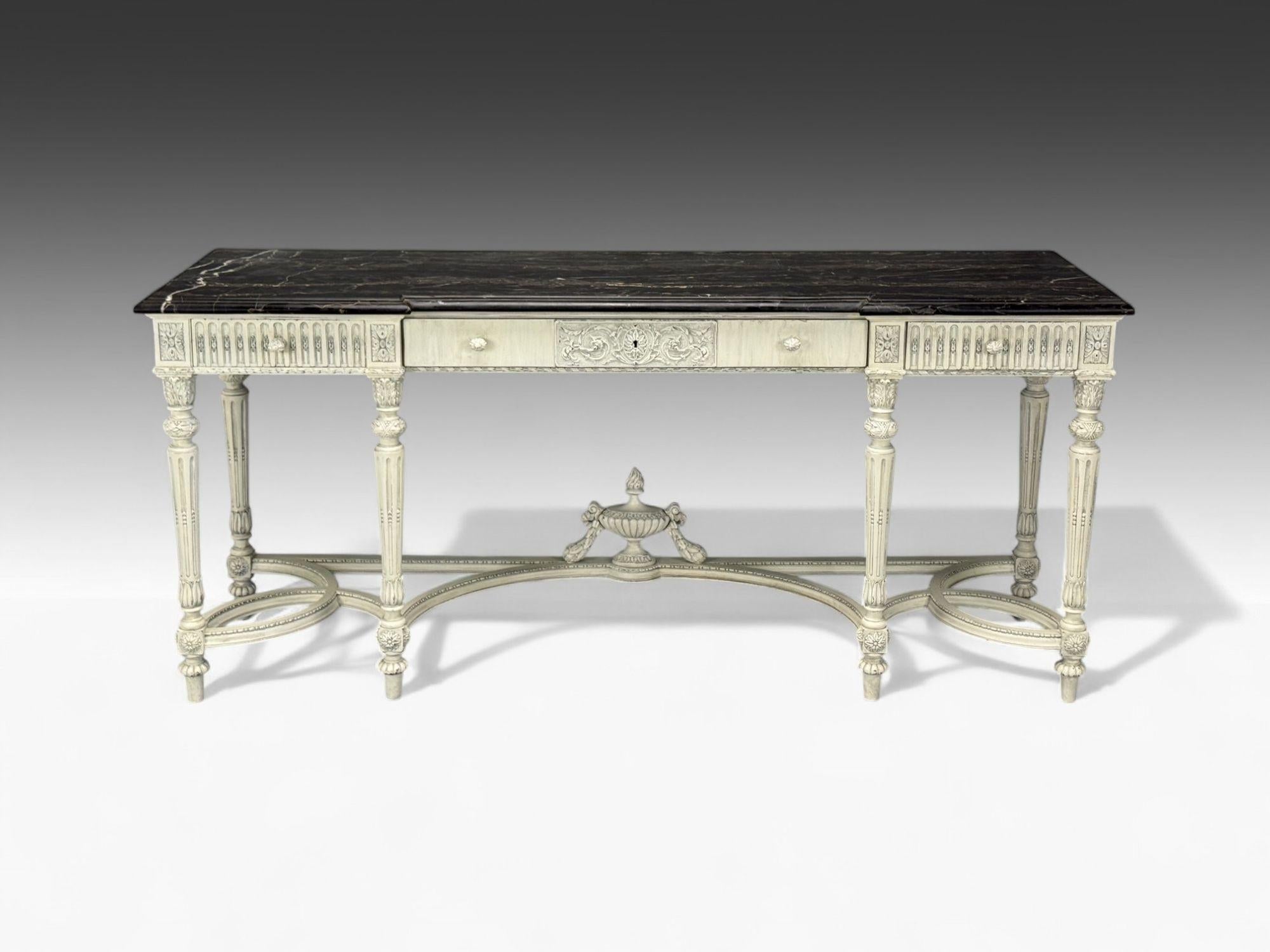 Mesa consola pintada de blanco, estilo Luis XVI Gustaviano, Francia, mármol, 1910 Francés en venta