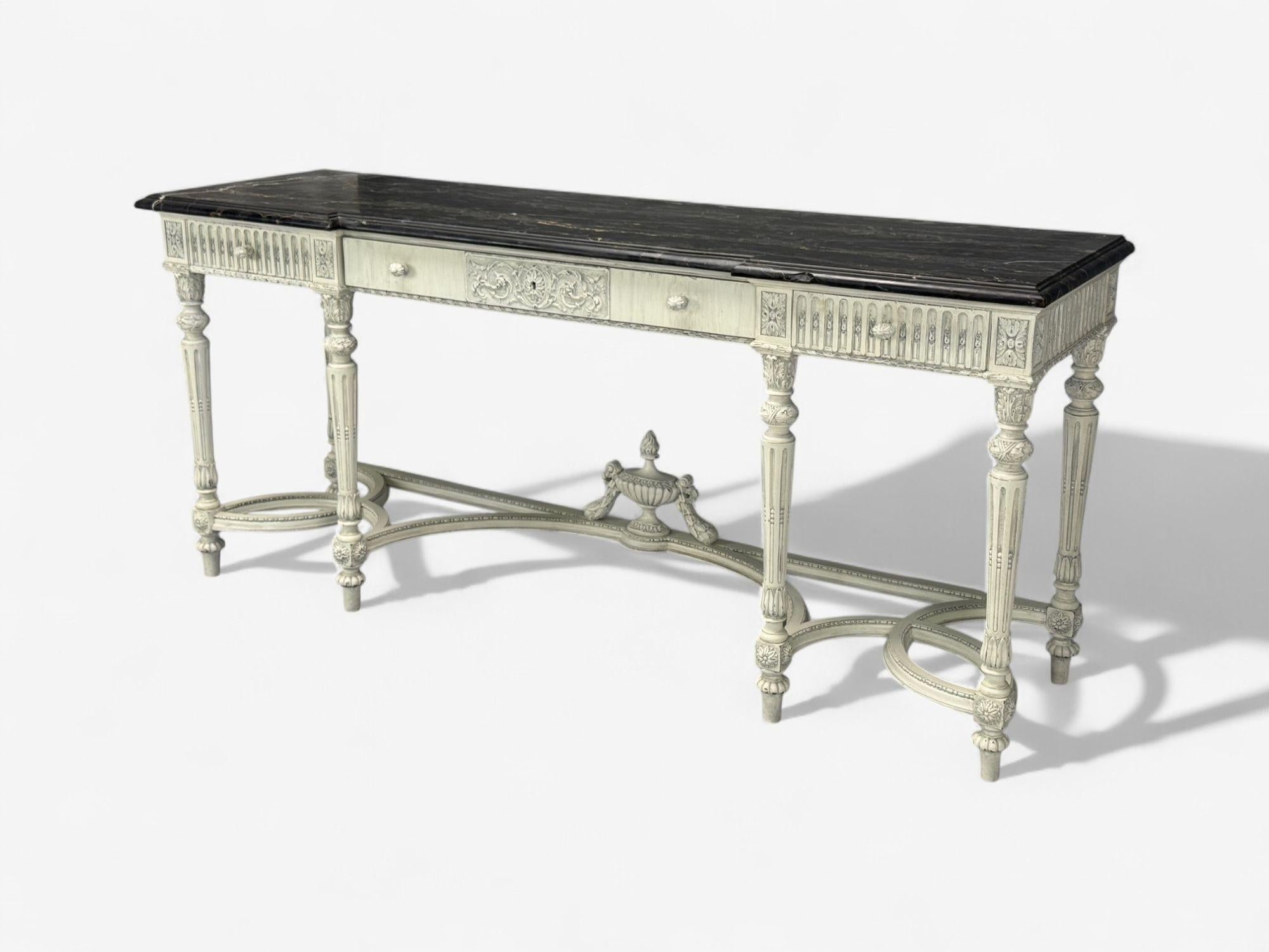 Mesa consola pintada de blanco, estilo Luis XVI Gustaviano, Francia, mármol, 1910 en Bueno estado para la venta en Manhasset, NY
