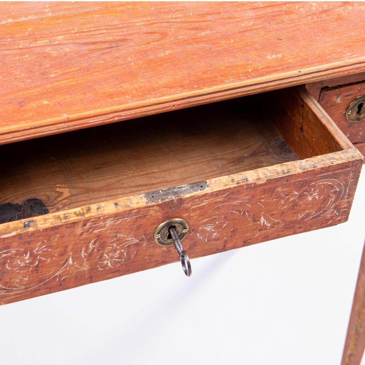 Table gustavienne / Louis XVI en pin avec peinture corail d'origine en vente 2