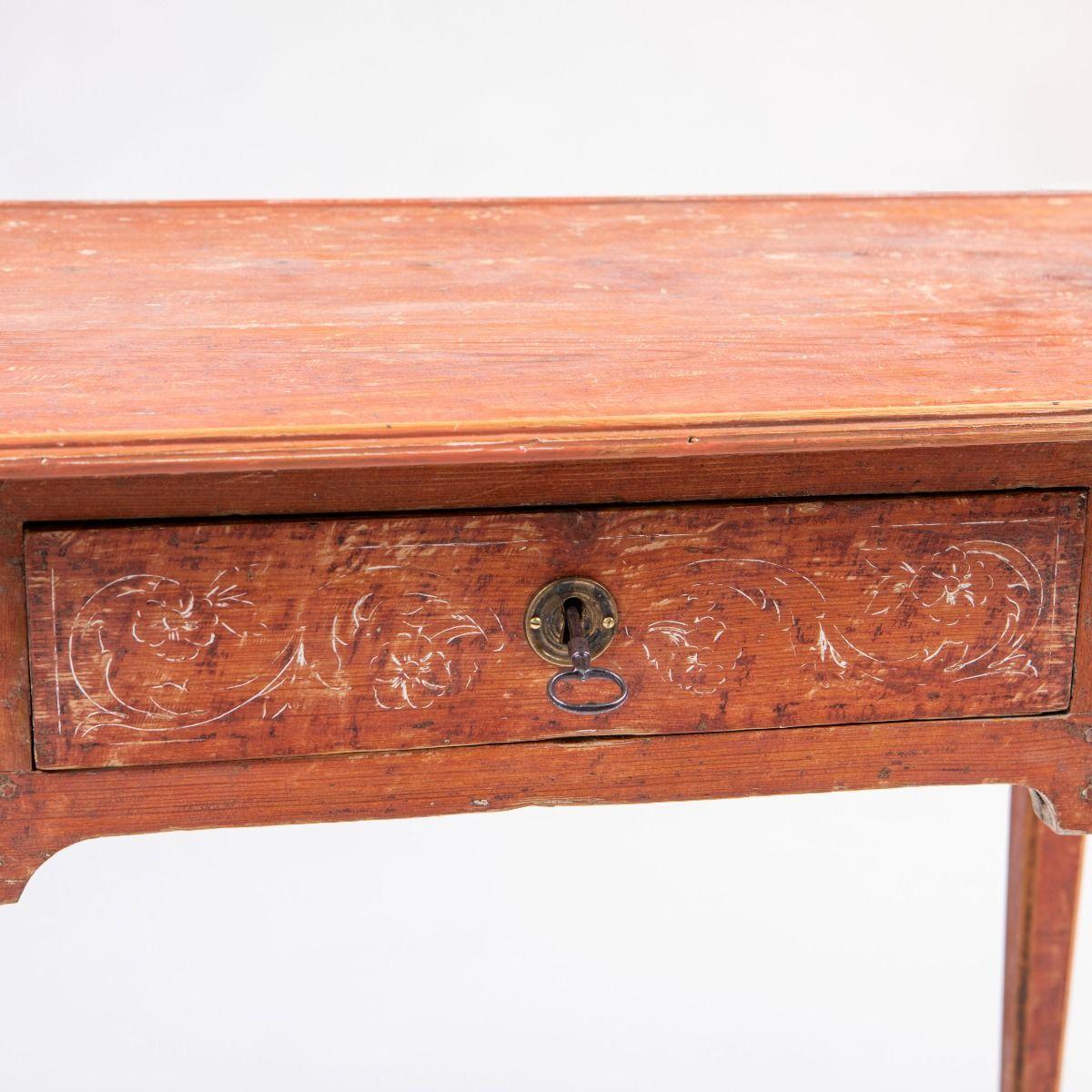 Table gustavienne / Louis XVI en pin avec peinture corail d'origine en vente 3