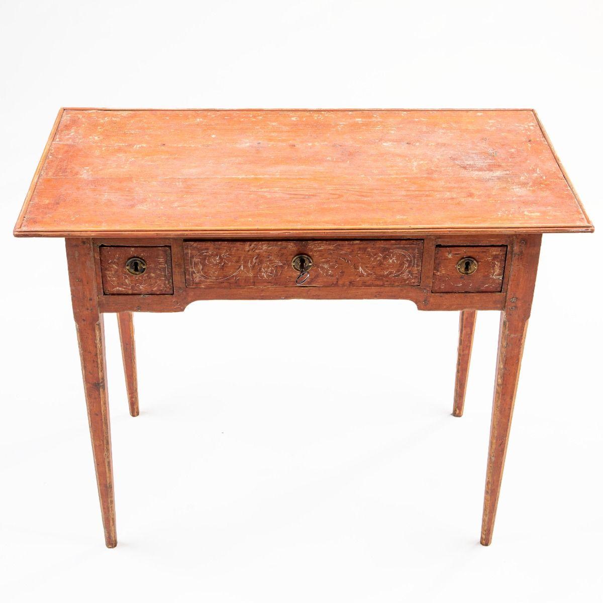 Table gustavienne / Louis XVI en pin avec peinture corail d'origine en vente 5