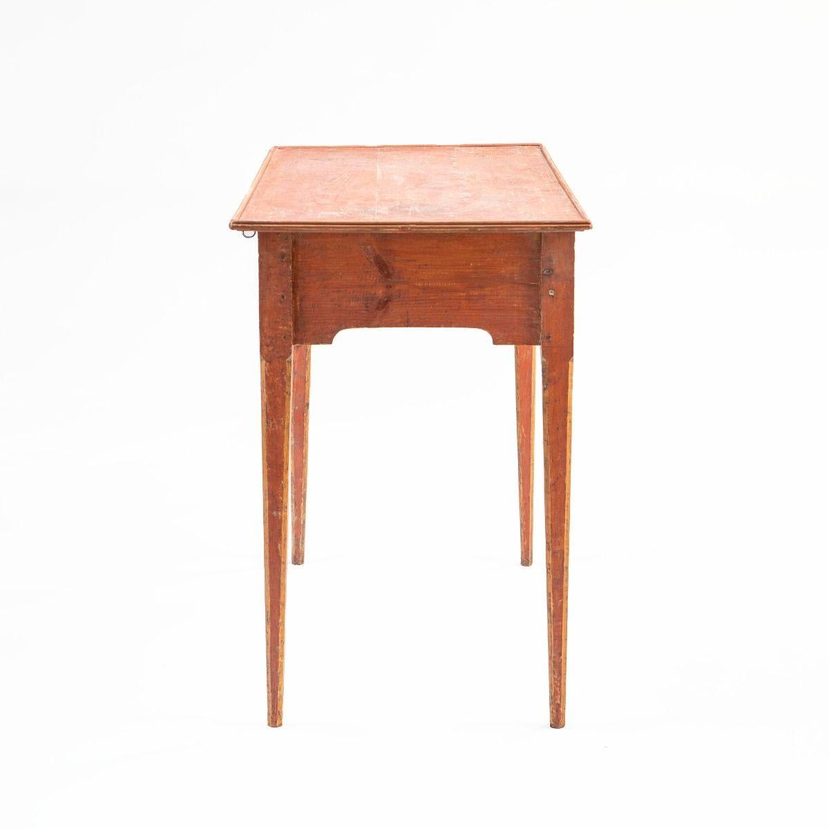 Table gustavienne / Louis XVI en pin avec peinture corail d'origine en vente 6