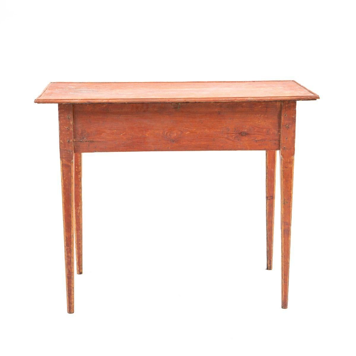 Table gustavienne / Louis XVI en pin avec peinture corail d'origine en vente 7
