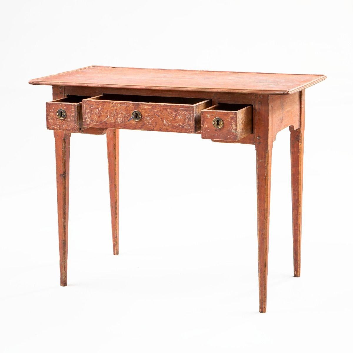 Gustavien Table gustavienne / Louis XVI en pin avec peinture corail d'origine en vente