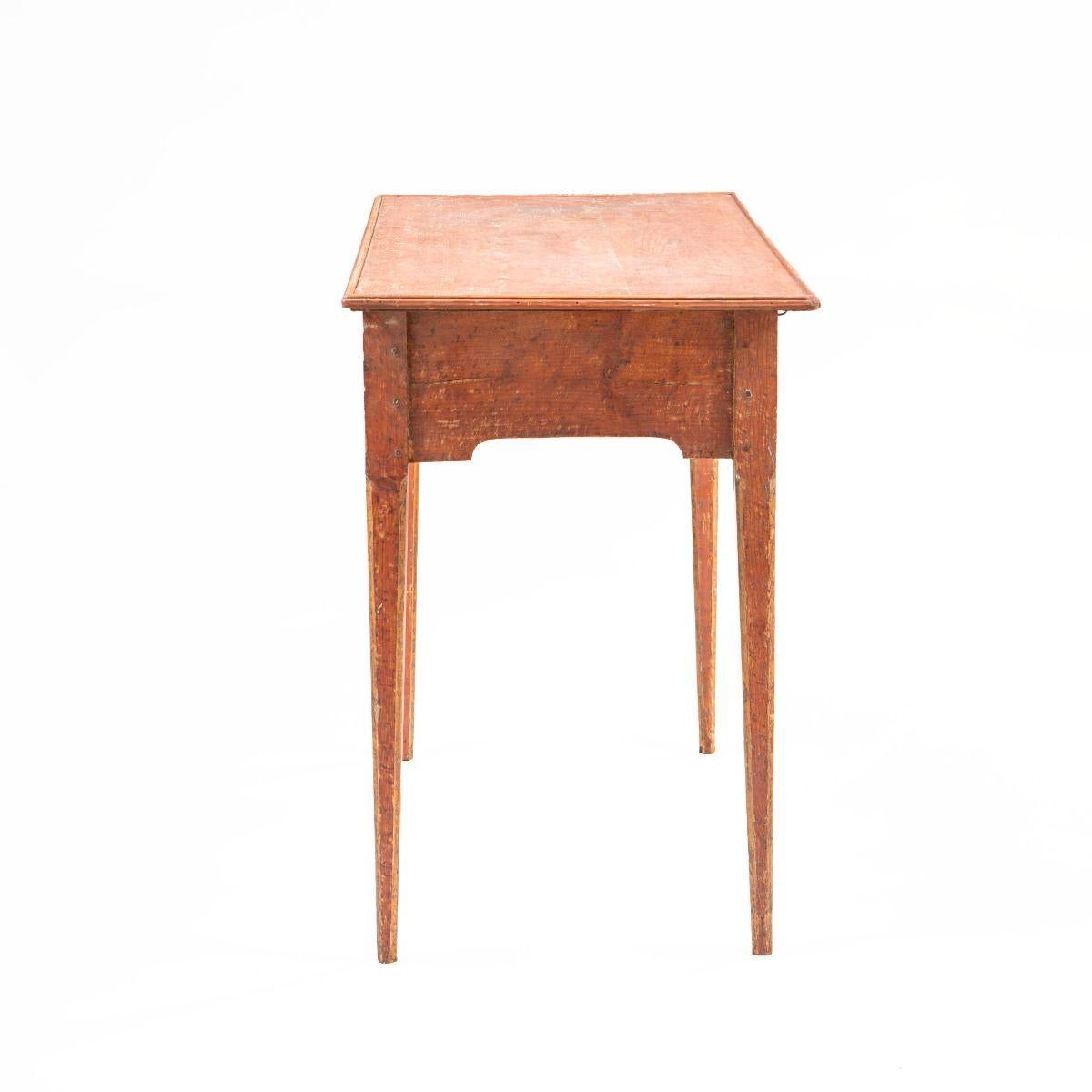 Peint Table gustavienne / Louis XVI en pin avec peinture corail d'origine en vente