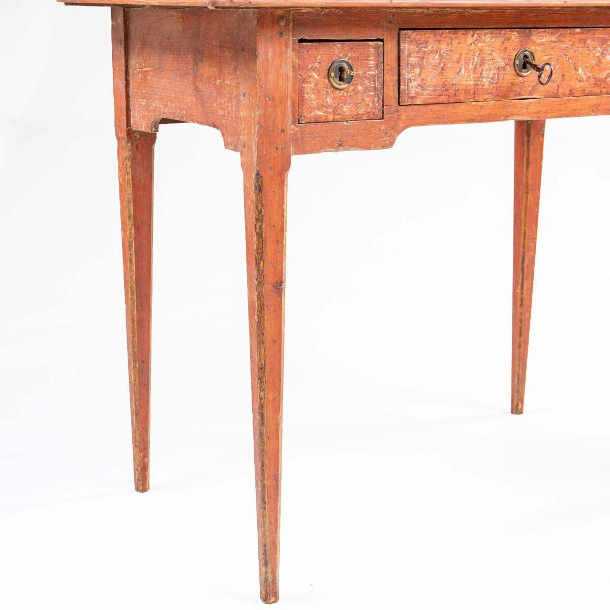 Table gustavienne / Louis XVI en pin avec peinture corail d'origine Bon état - En vente à Kastrup, DK