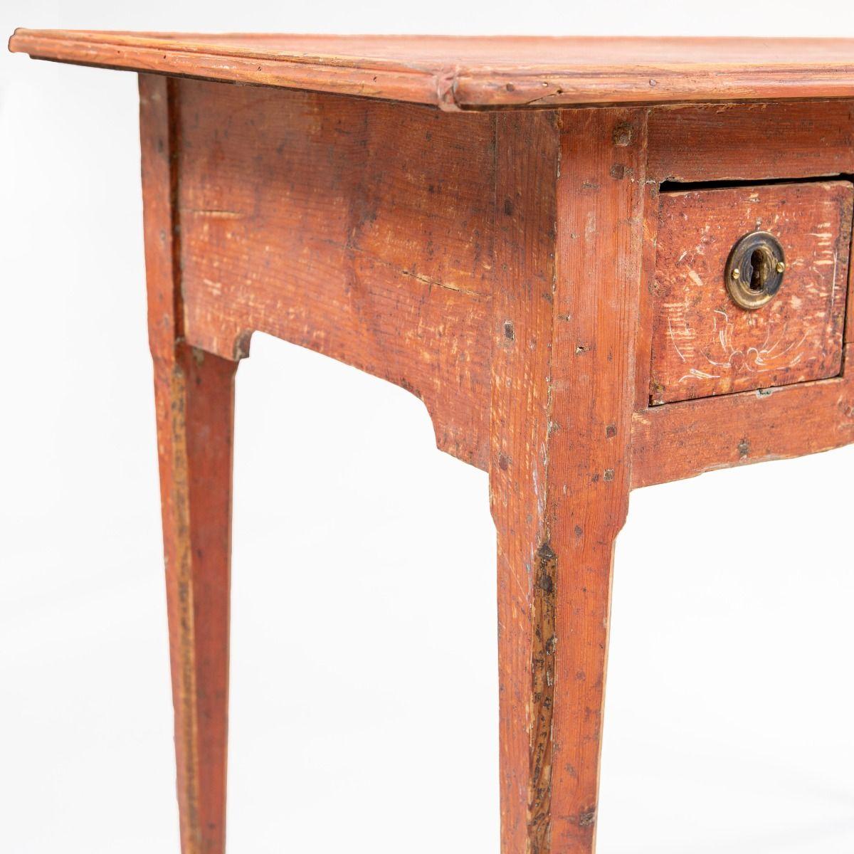 XIXe siècle Table gustavienne / Louis XVI en pin avec peinture corail d'origine en vente
