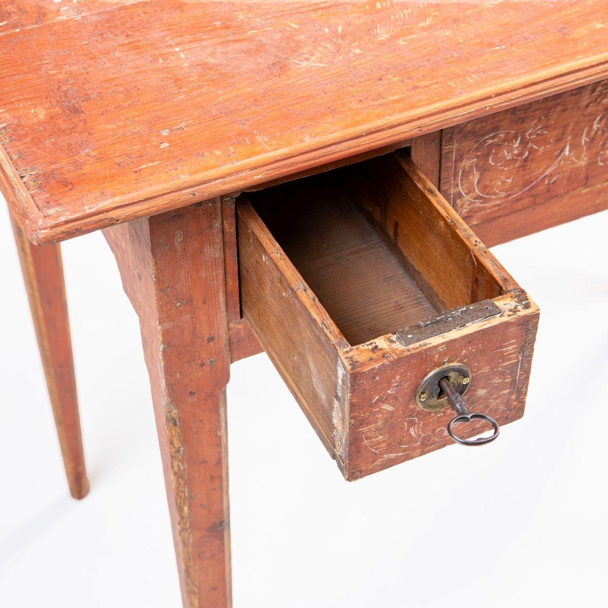 Pin Table gustavienne / Louis XVI en pin avec peinture corail d'origine en vente