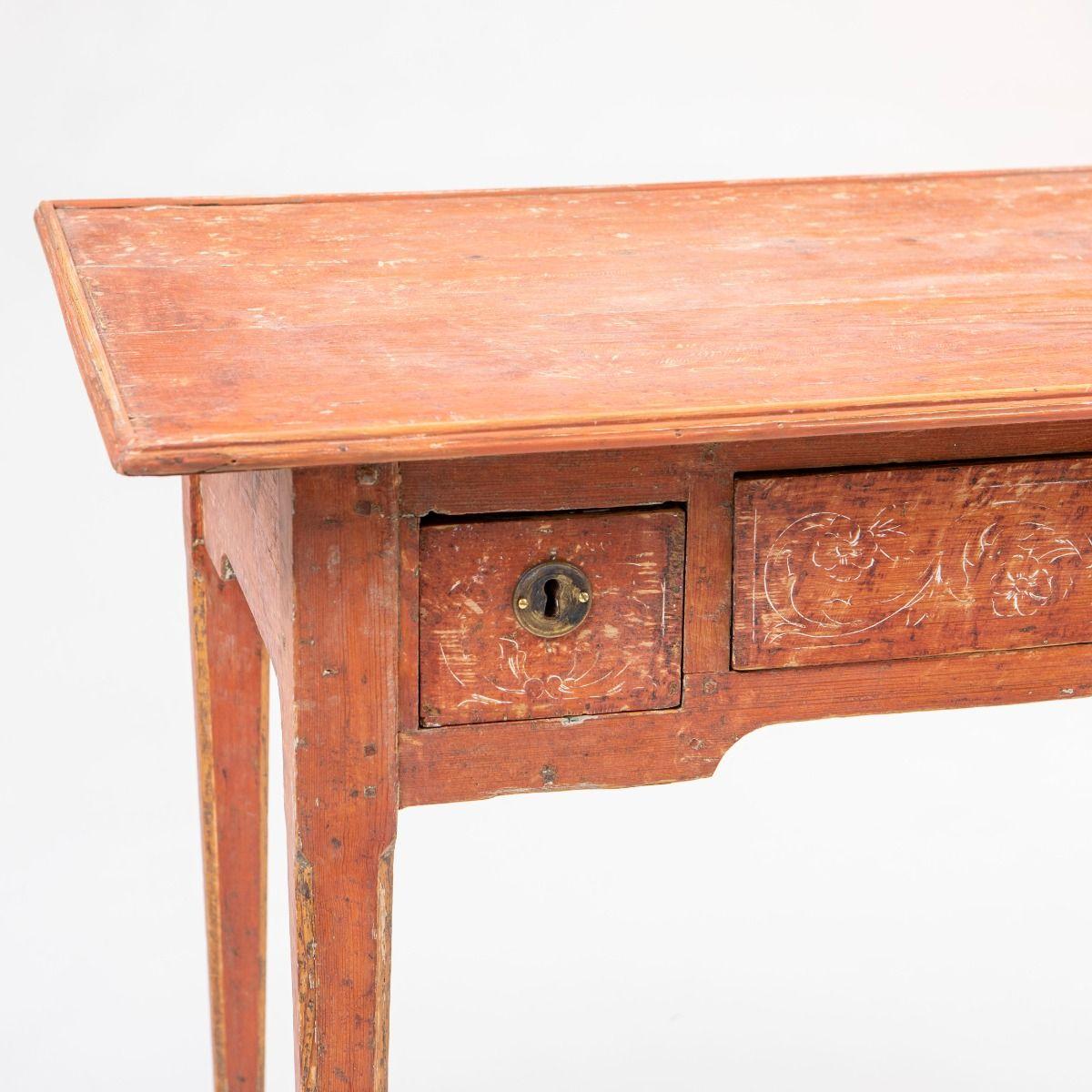 Table gustavienne / Louis XVI en pin avec peinture corail d'origine en vente 1