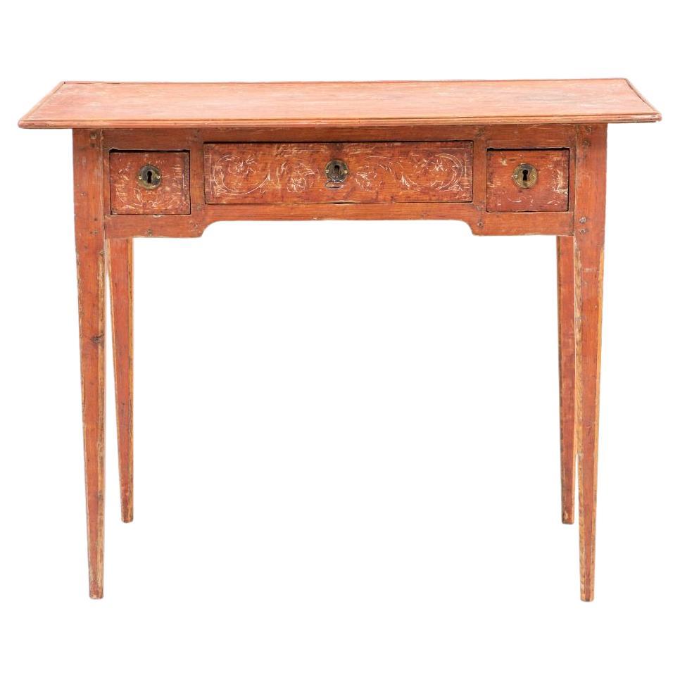 Table gustavienne / Louis XVI en pin avec peinture corail d'origine en vente