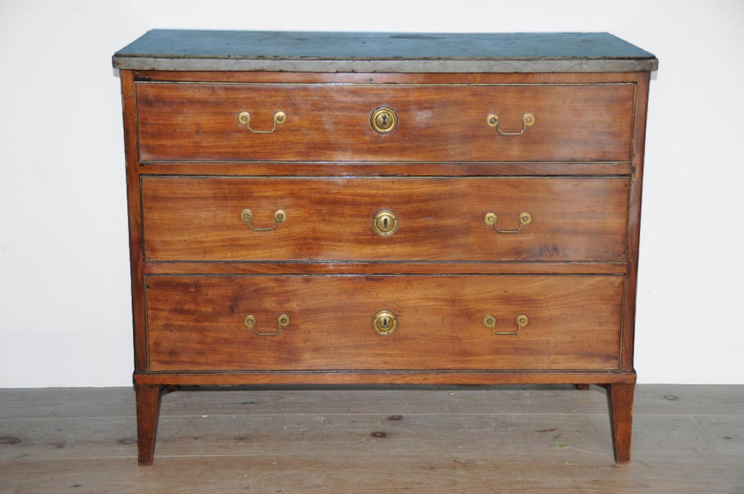 Exceptional Swedish 18th century Neo-classical chest of drawers / commode with a stone top, origin: Stockholm, Sweden, circa 1780 - 1800.

Mahogany and Kolmården marble, quarried in the province of Södermanland in Sweden; Beautiful patina and
