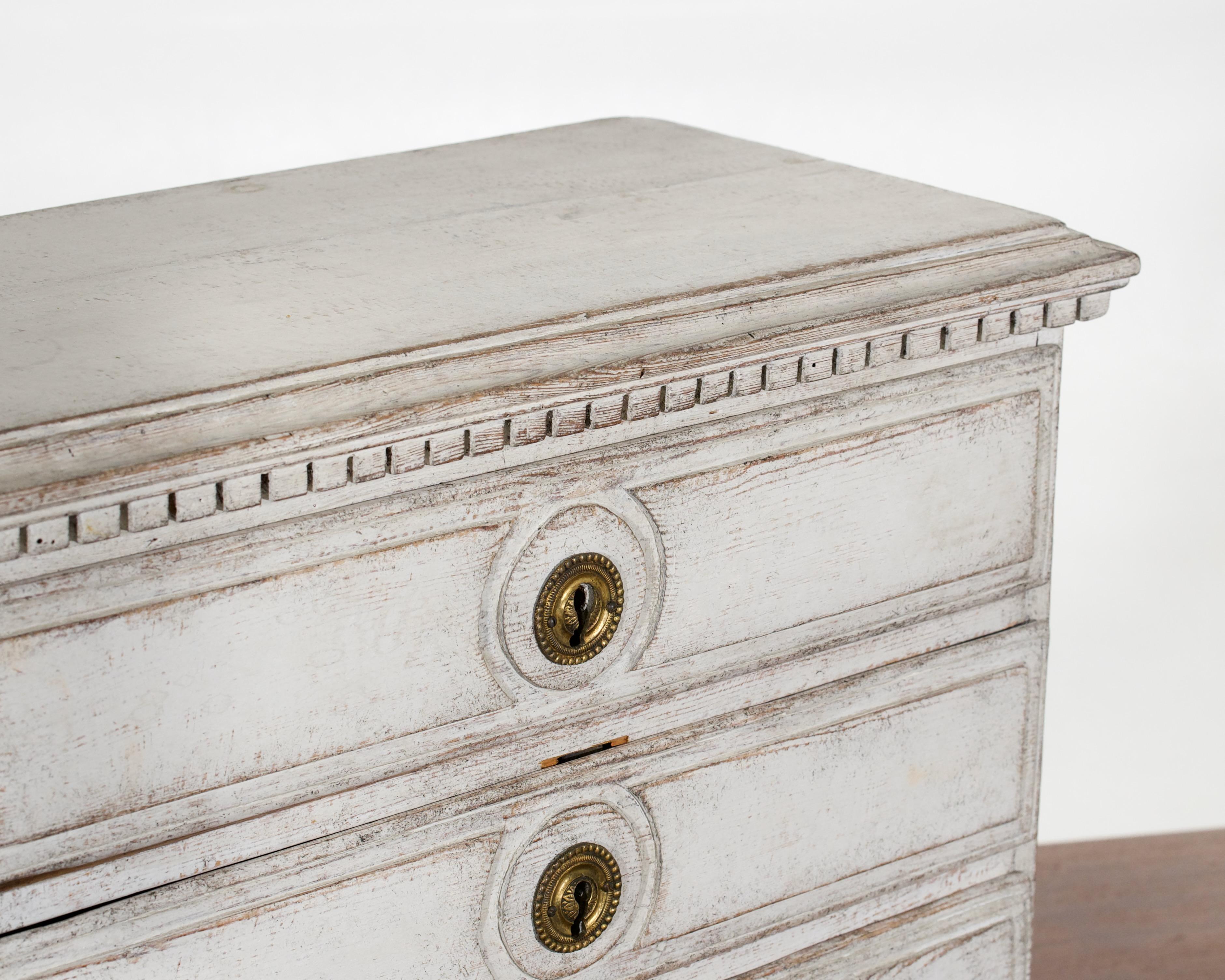 Gustavian mini-sized chest, circa 1790. In Good Condition For Sale In Aalsgaarde, DK