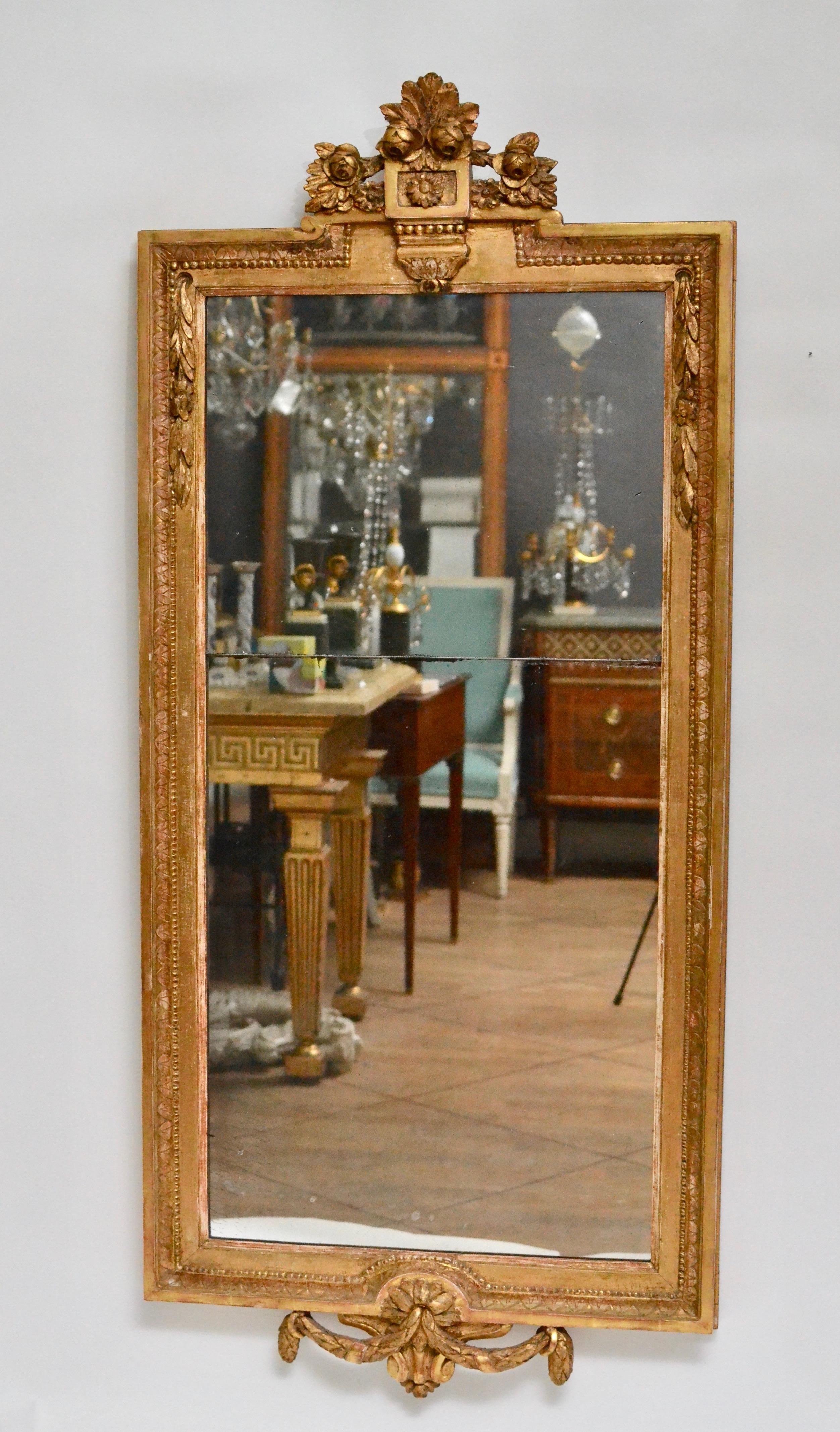 Gustavian carved giltwood mirror made in Stockholm circa 1780. Attributed to Johan Åkerblad, (master 1758-1799).