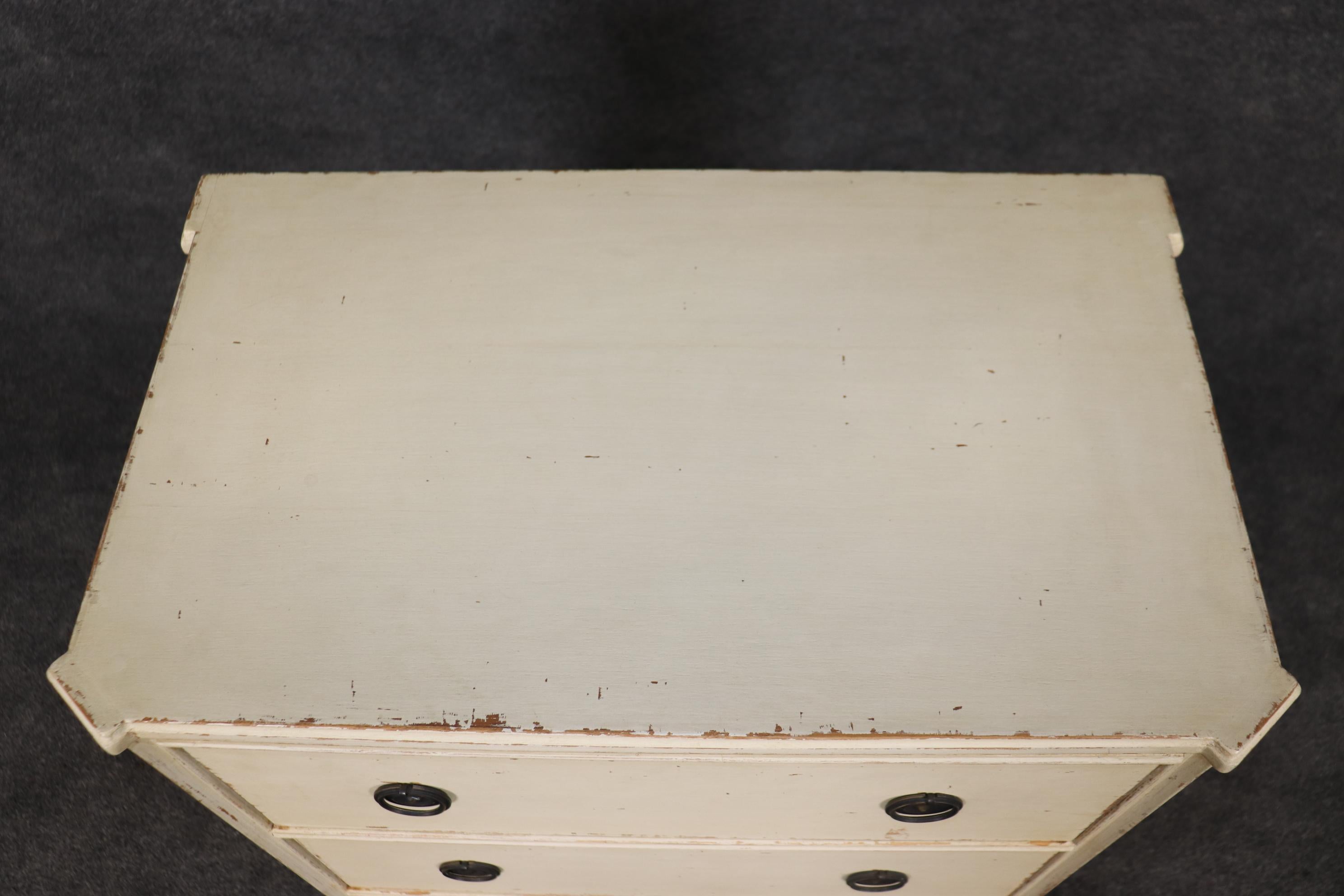 Il s'agit d'une superbe table de nuit ou d'appoint de style gustavien ou suédois, délicieusement chic et sophistiquée. La peinture est magnifiquement usée par le temps et en détresse. Le design est subtilement différent du Directoire français ou du