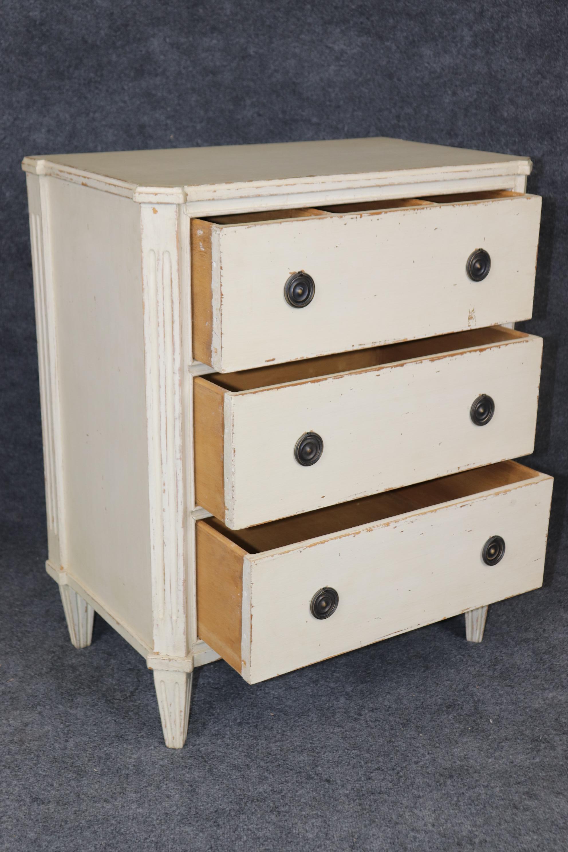 Gustavien Table de chevet à l'aspect vieilli, peinte à la crème, de style gustavien ou suédois, circa 1920 en vente