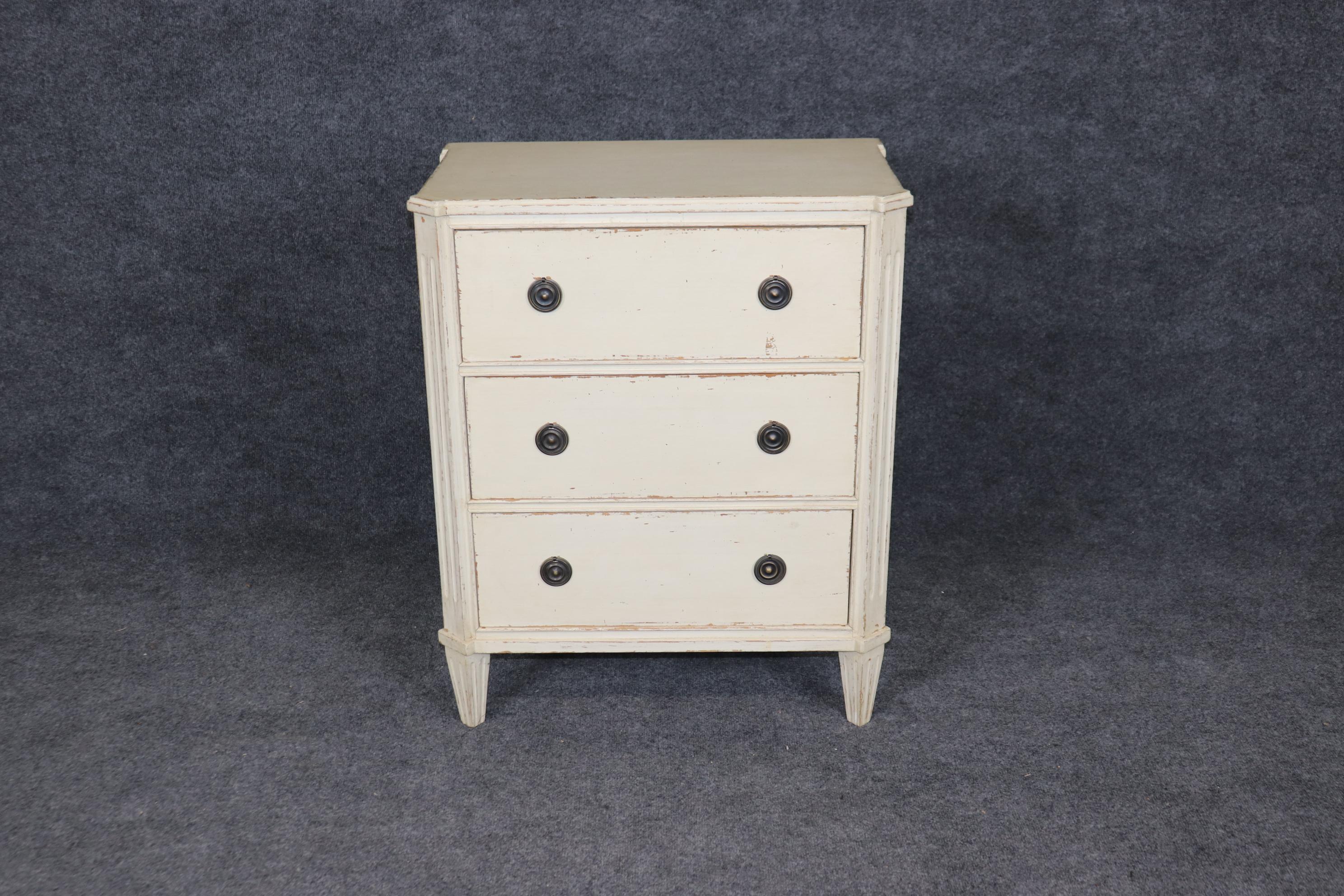 Suédois Table de chevet à l'aspect vieilli, peinte à la crème, de style gustavien ou suédois, circa 1920 en vente