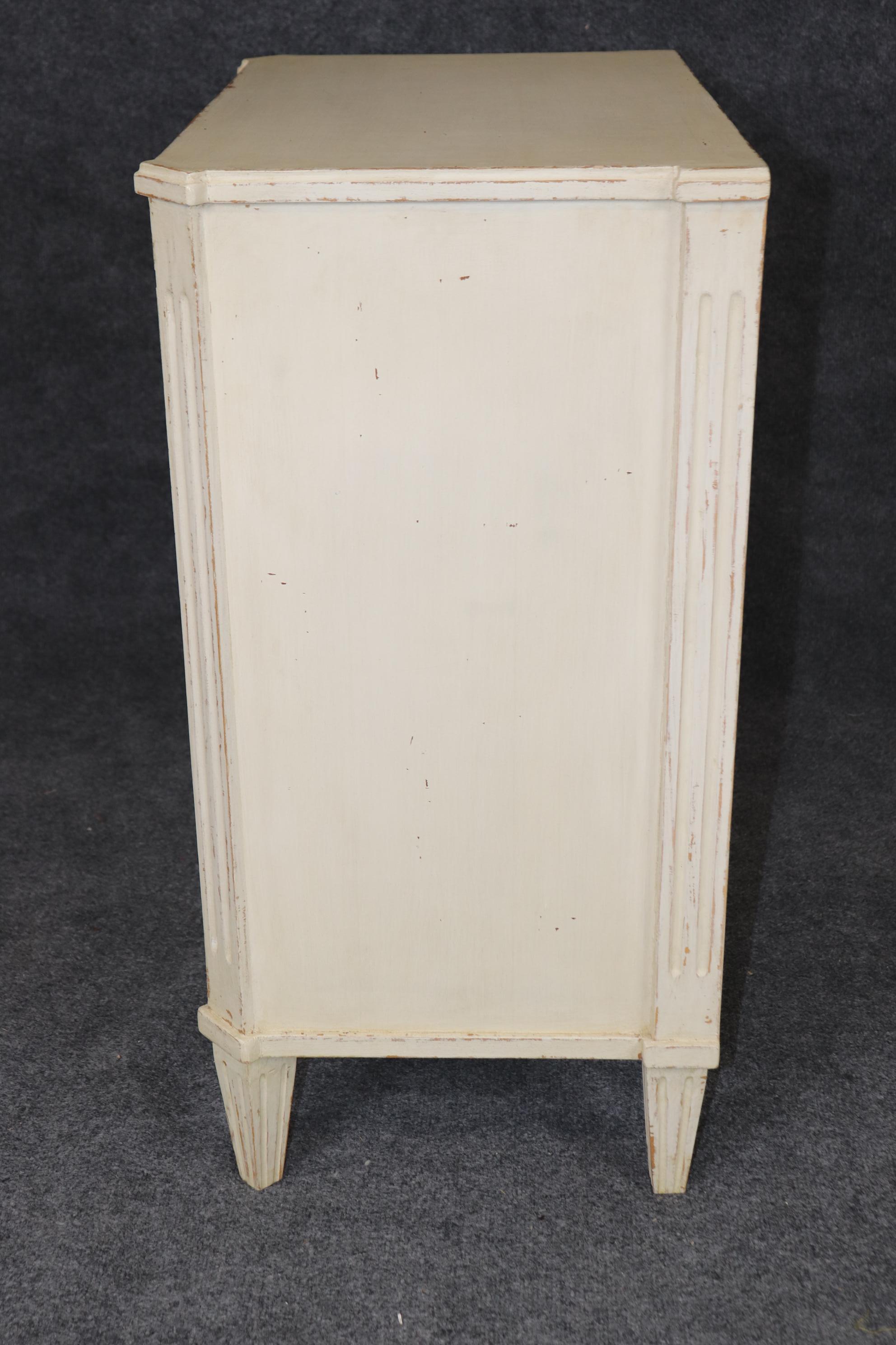 Début du 20ème siècle Table de chevet à l'aspect vieilli, peinte à la crème, de style gustavien ou suédois, circa 1920 en vente