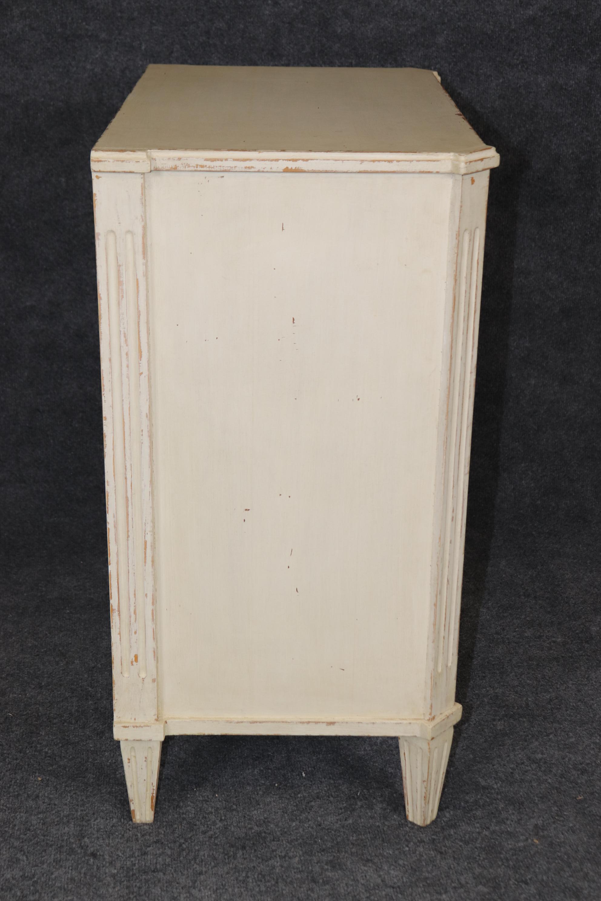 Noyer Table de chevet à l'aspect vieilli, peinte à la crème, de style gustavien ou suédois, circa 1920 en vente