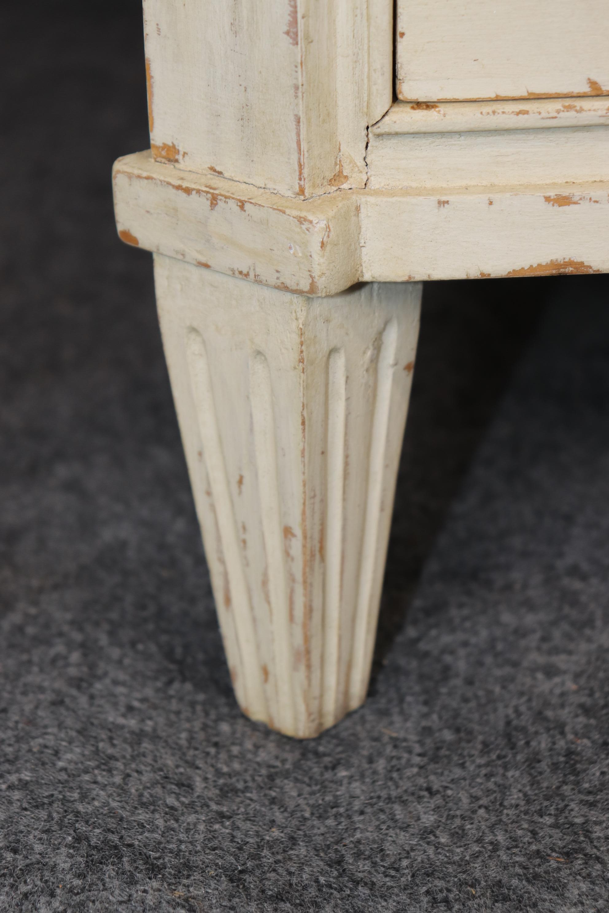 Table de chevet à l'aspect vieilli, peinte à la crème, de style gustavien ou suédois, circa 1920 en vente 1