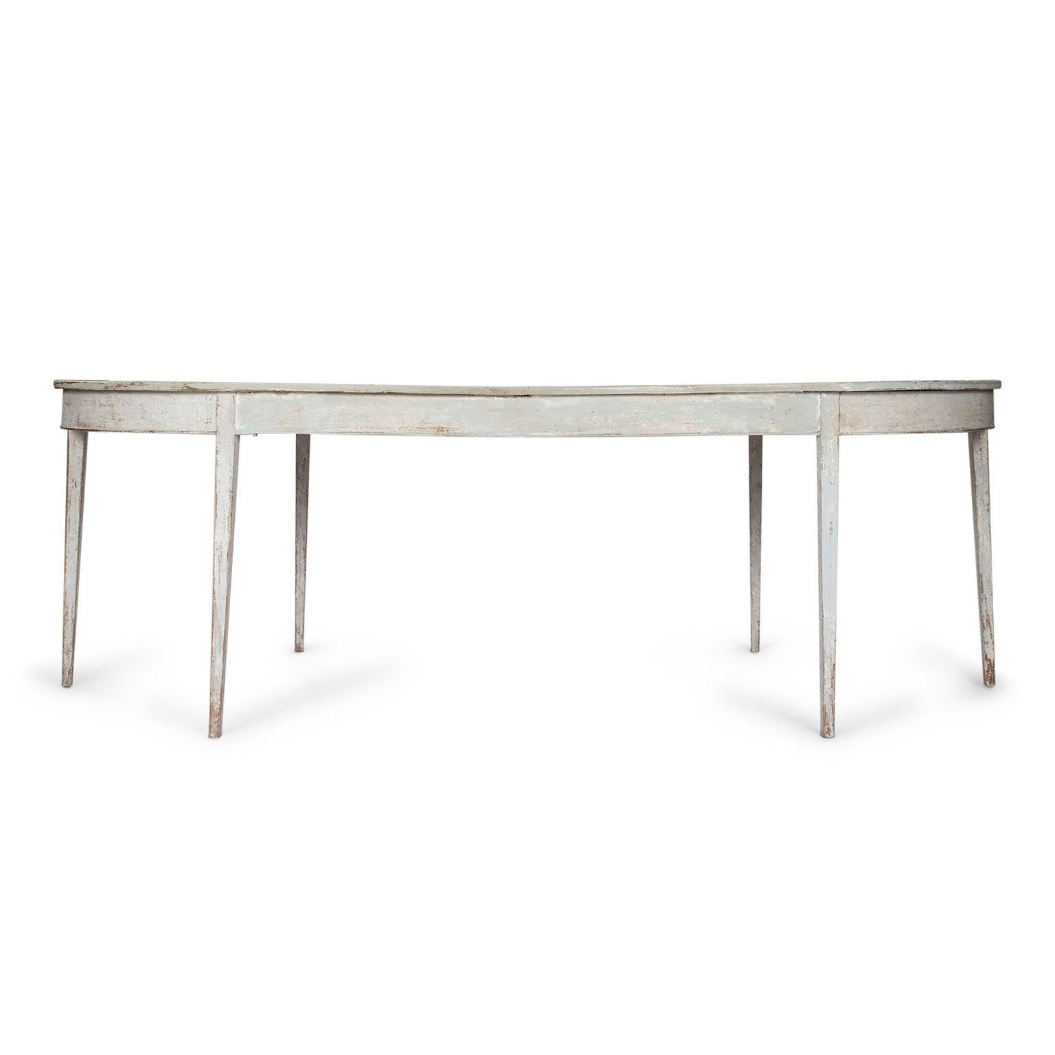 Mesa de comedor pintada a la Gustaviana hacia 1810. Mesa de comedor sueca con tablero en forma de hipódromo en acabado pintado gris claro y blanco.